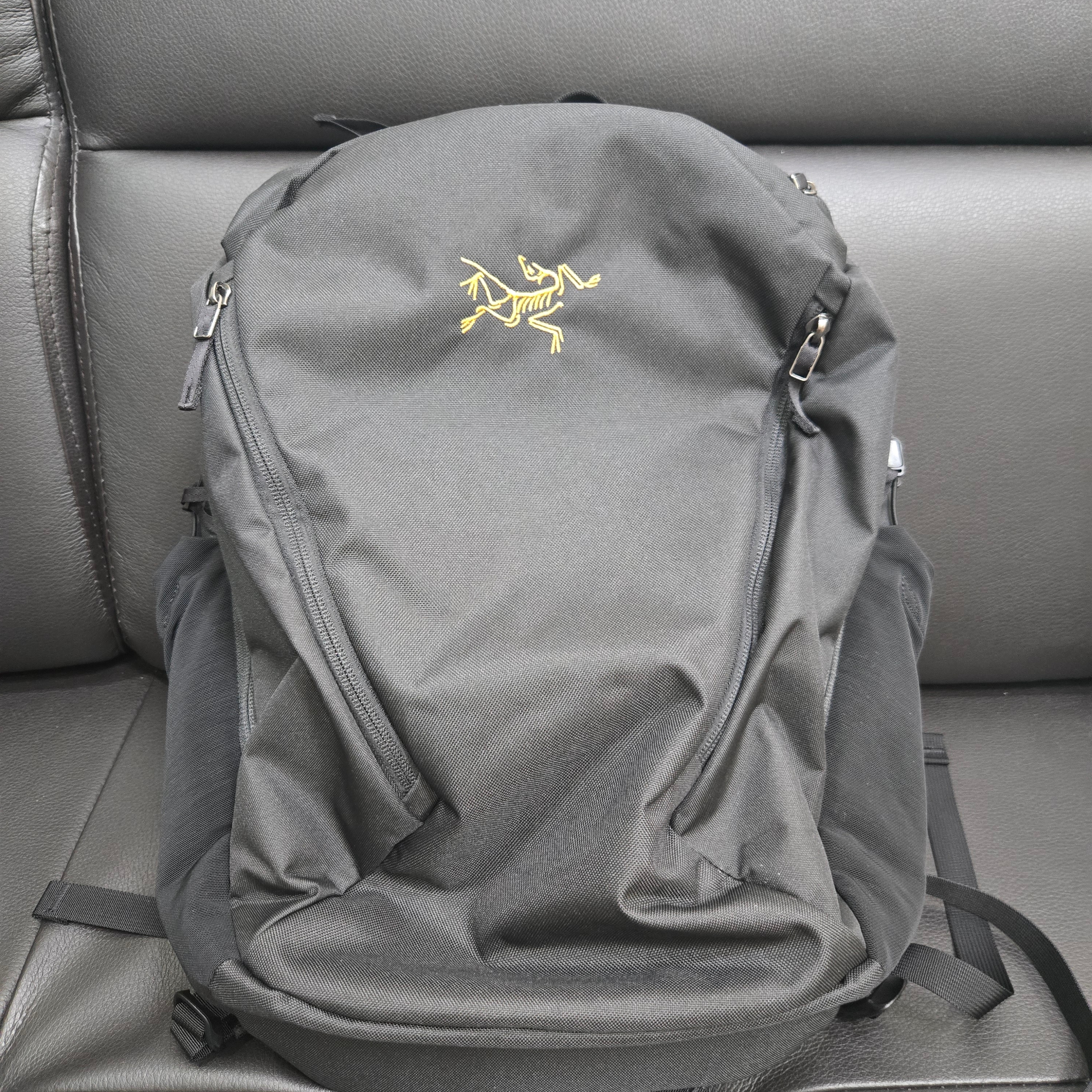 Arc'teryx Mantis 26 Backpack Black 착용 스타일
