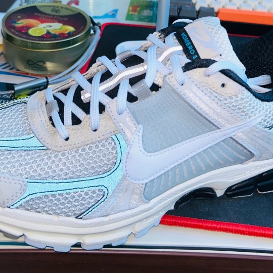 Nike Zoom Vomero 5 Light Bone and Black 착용 스타일