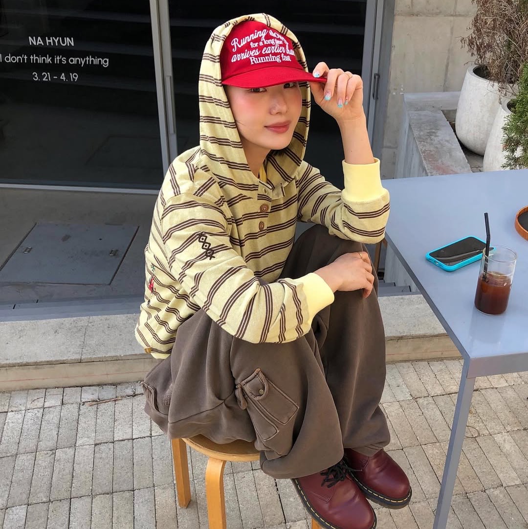 MAINBOOTH Cookie Stripe Hood T-shirt YELLOW, MAINBOOTH Nomad Sweat Pants BROWN 착용 스타일 - 1