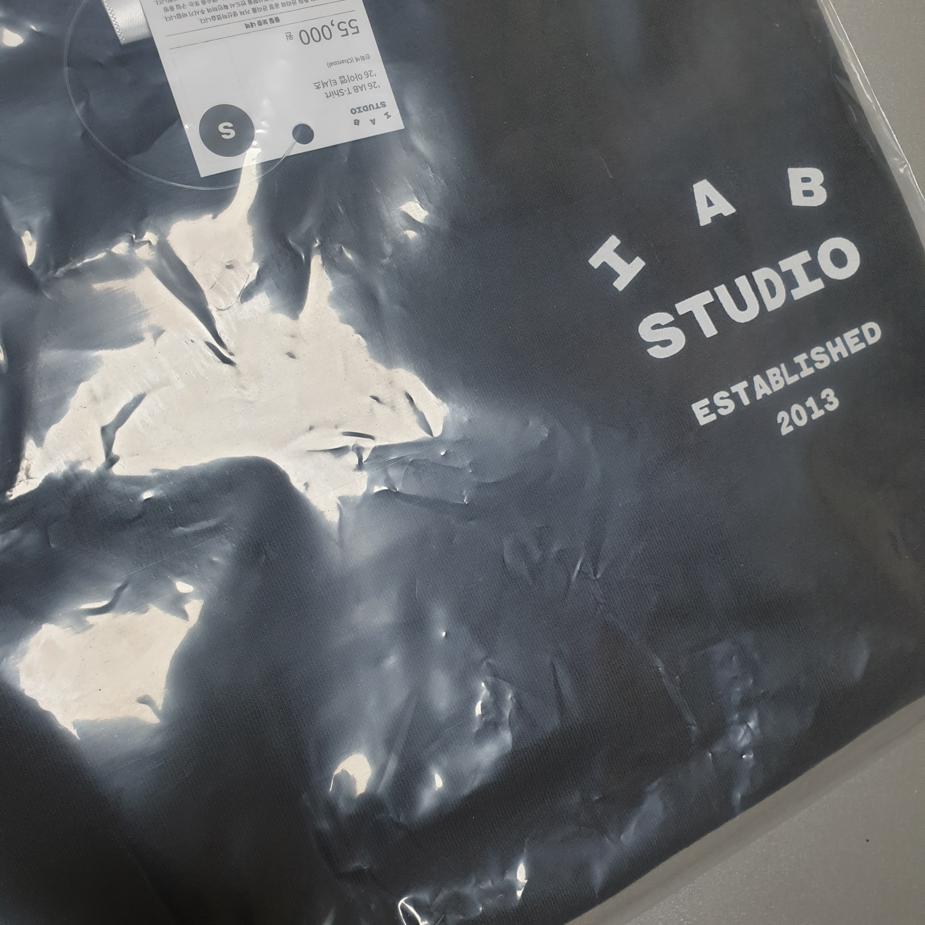 IAB Studio 26 IAB T-Shirt Charcoal White 착용 스타일