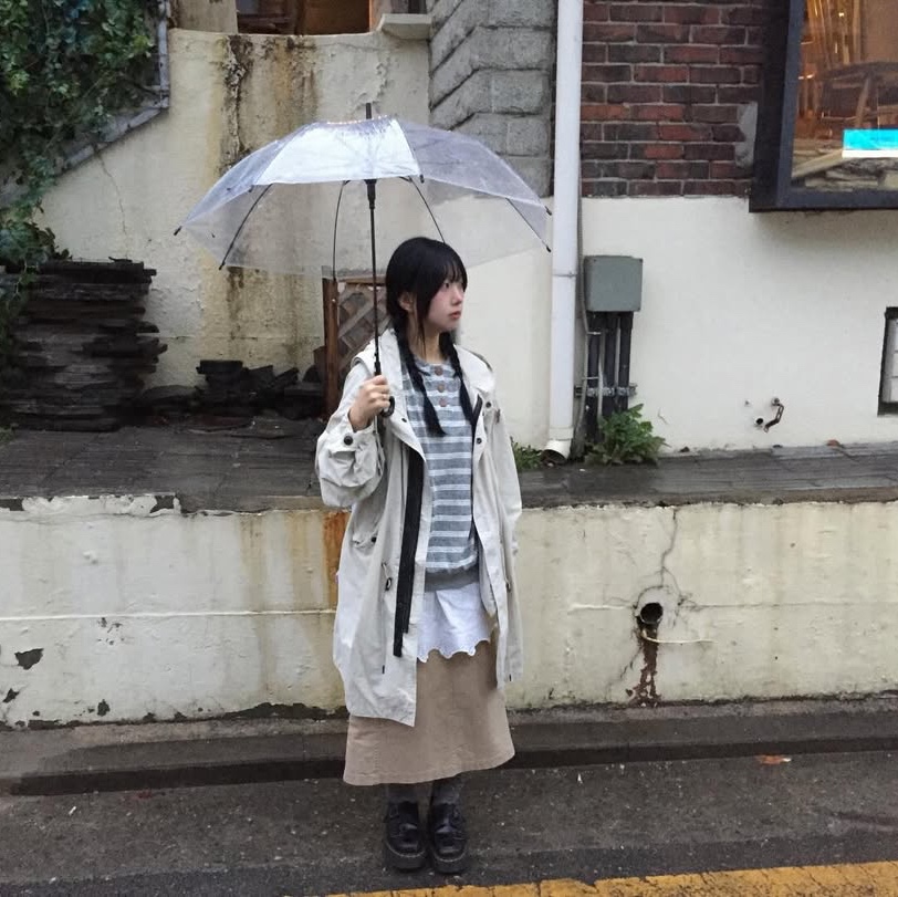 MAINBOOTH Cookie Stripe Hood T-shirt GRAY 착용 스타일 - 2