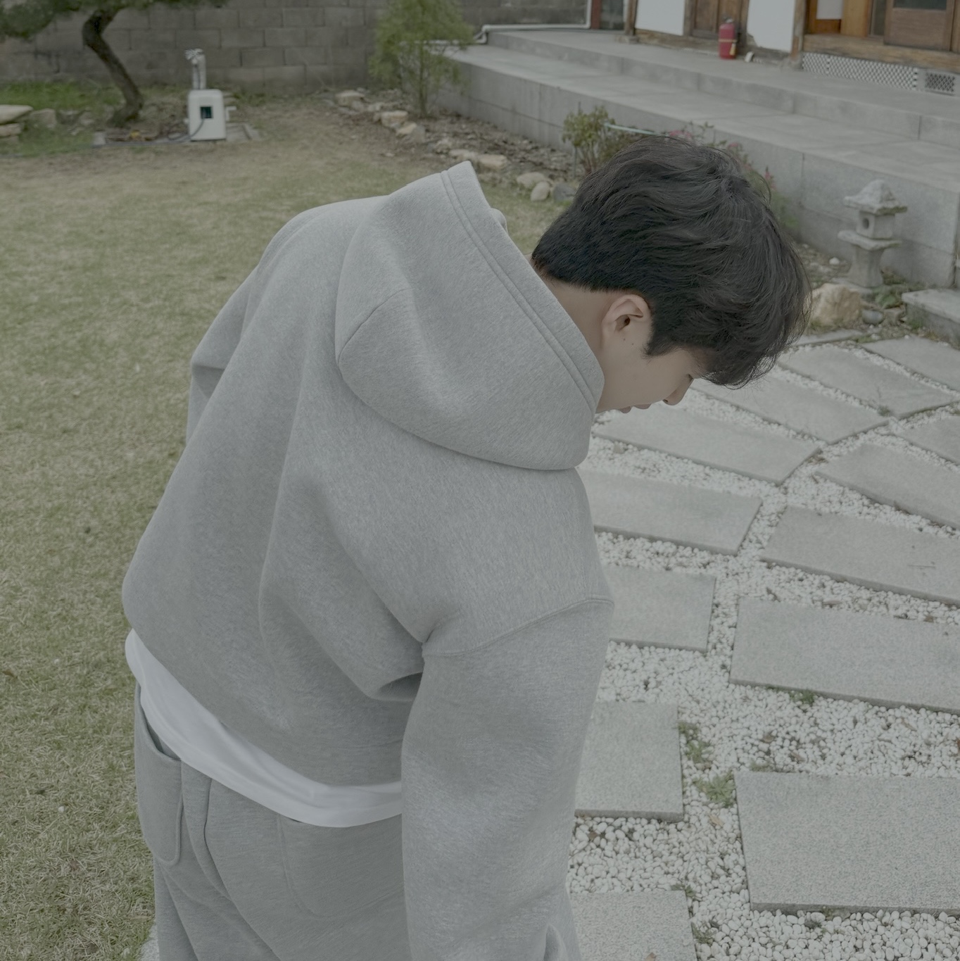 MJD X Koin Seoul Cropped Zip-Up Hoodie Melange Grey, MJD Everyday Heavy Sweat Baggy Pants Melange Grey 착용 스타일 - 1