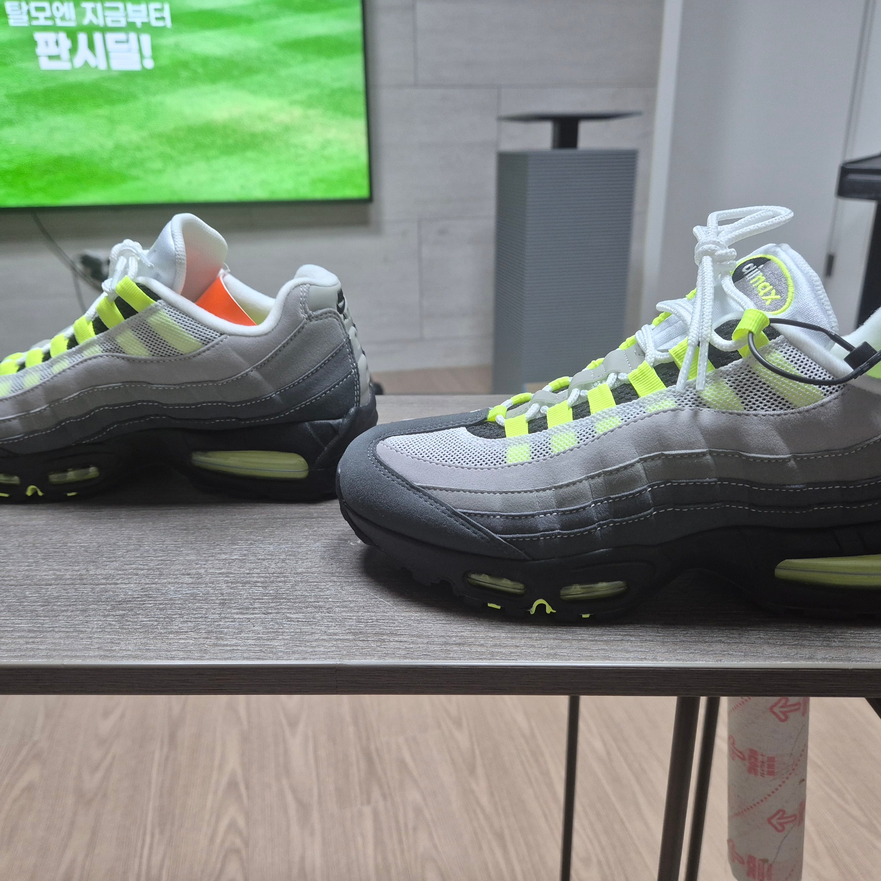 Nike Air Max 95 OG Neon 착용 스타일 - 1