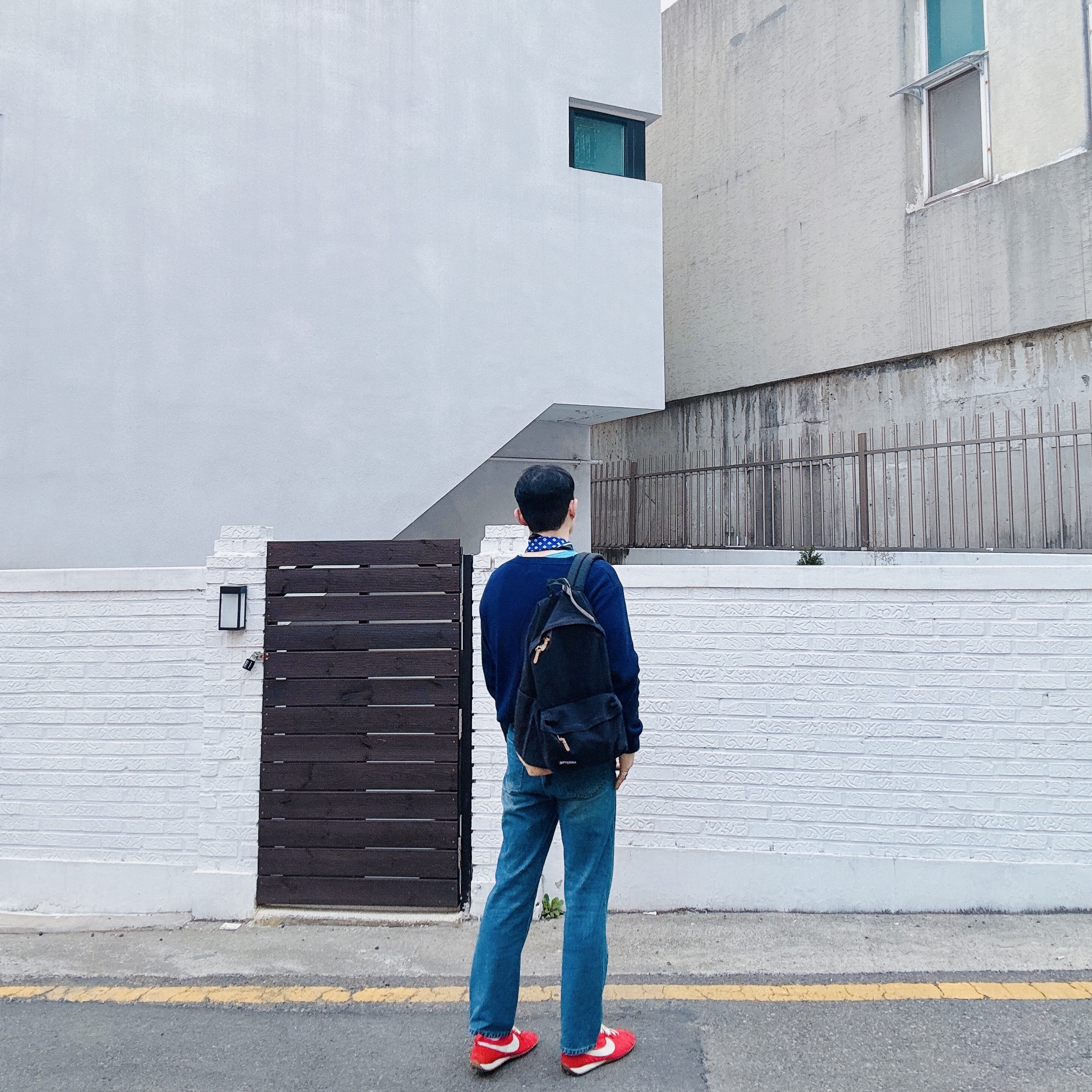Nike x Jacquemus Moon Shoe SP University Red and Bicycle Yellow, STU X EASTPAK Padded PAK'R 80'S Black XL 착용 스타일 - 2