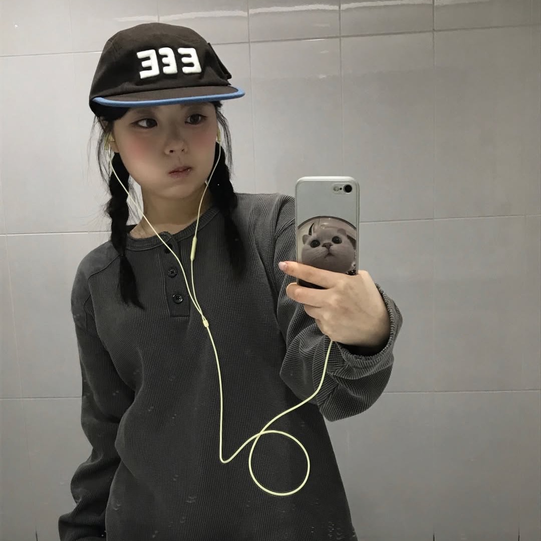 MAINBOOTH Washed Henley T-shirt CHARCOAL 착용 스타일 - 1