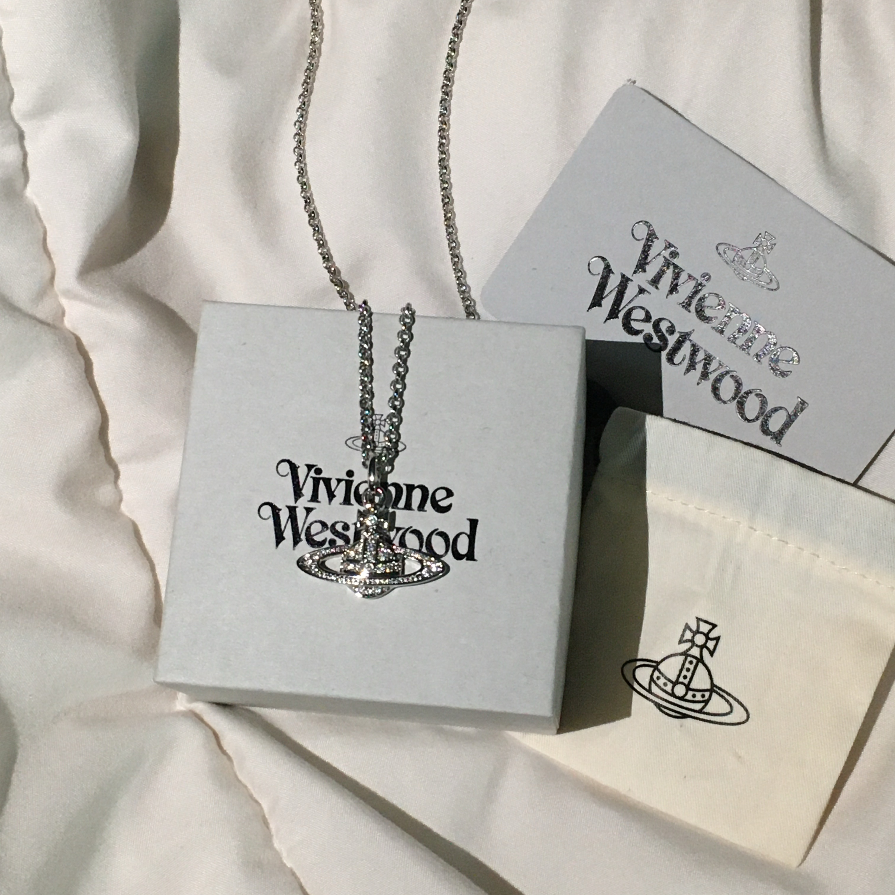 Vivienne Westwood Mini Bas Relief Pendant Silver 착용 스타일