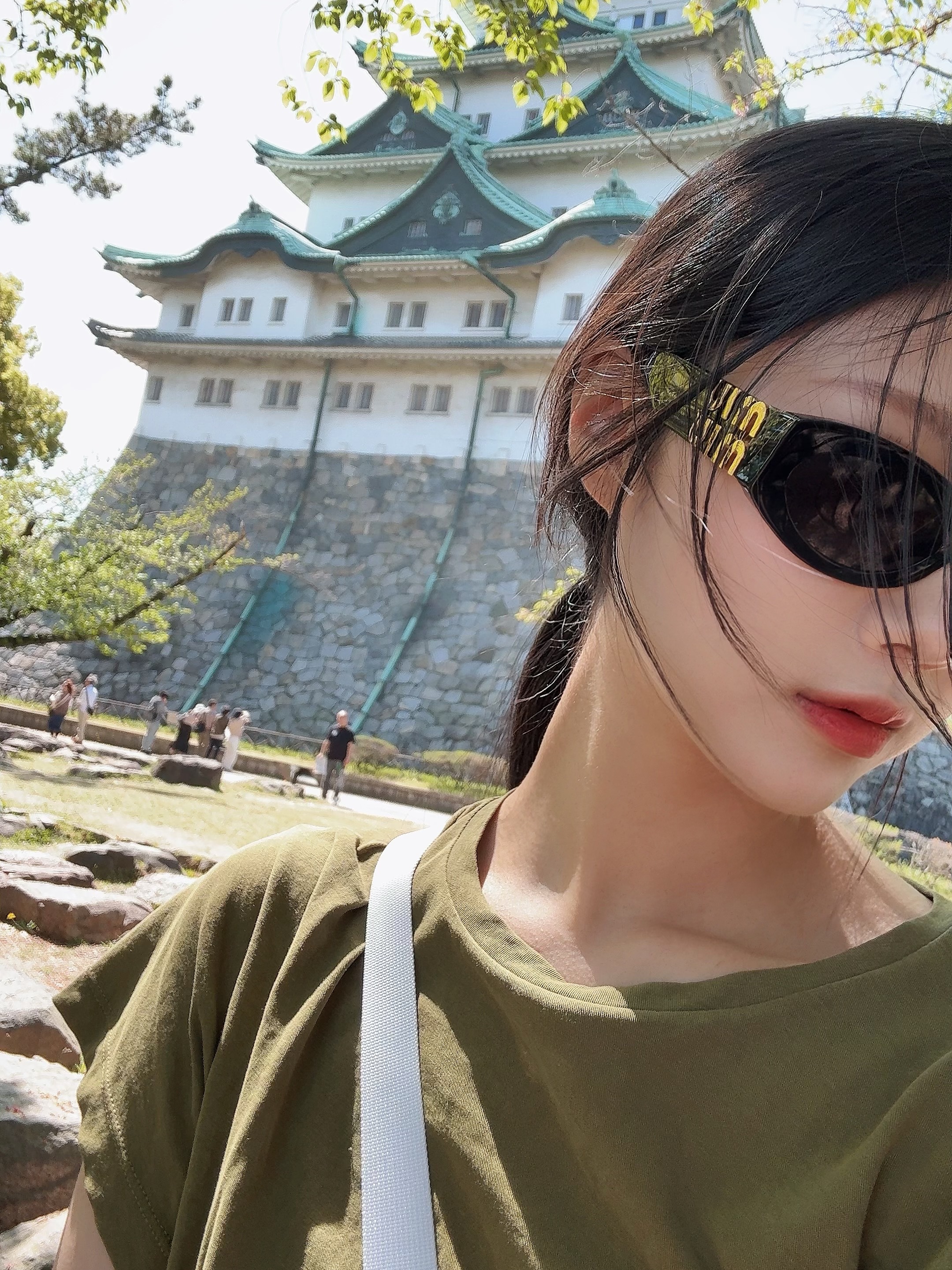 (W) Miu Miu Glimpse Sunglasses Slate Grey Lenses Black Acetate 착용 스타일 - 1