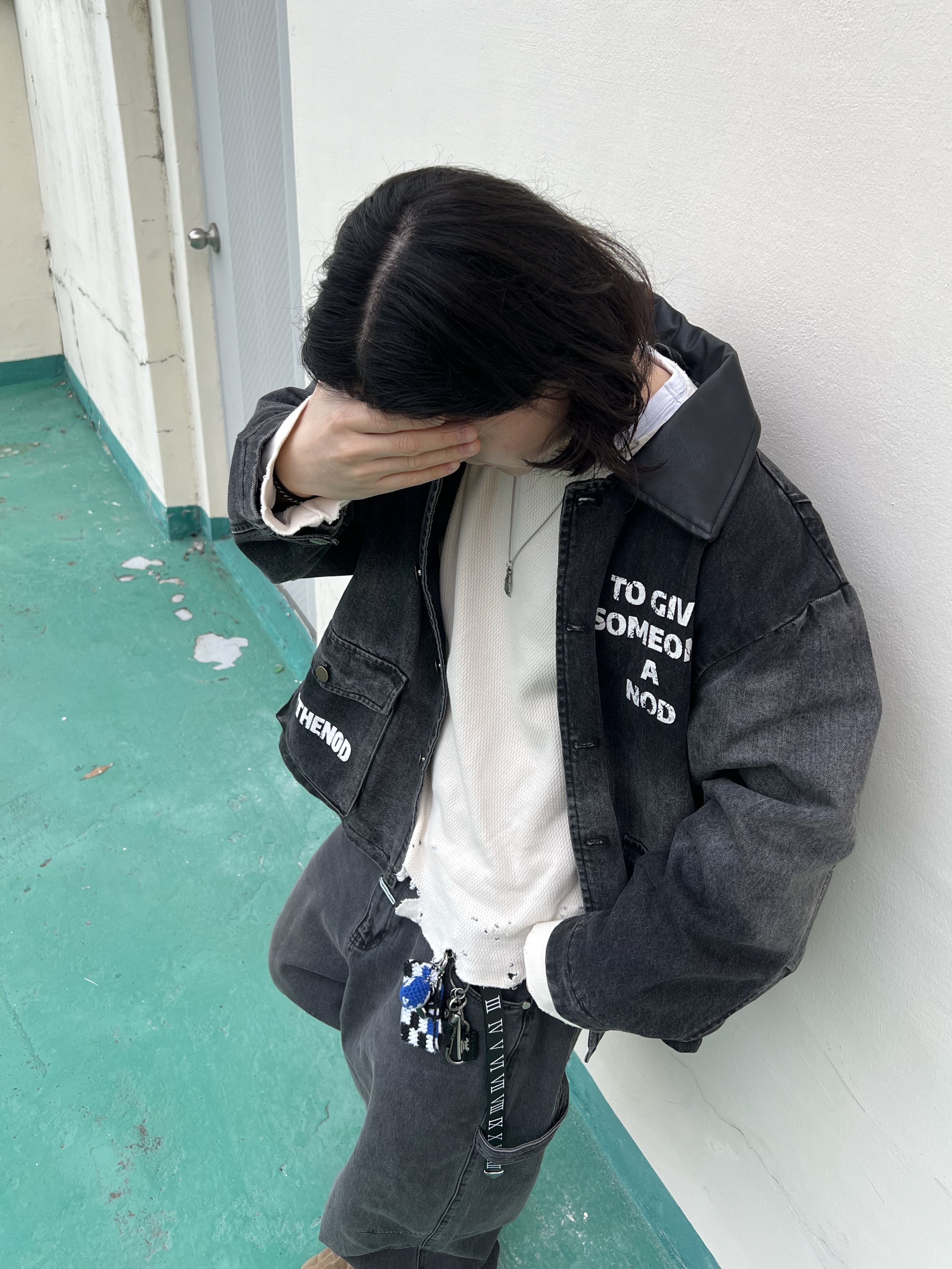 Kinchi x Yiyae Bone Mule Camel, NOD Leather Collar Vintage Jacket Black Denim 착용 스타일 - 4