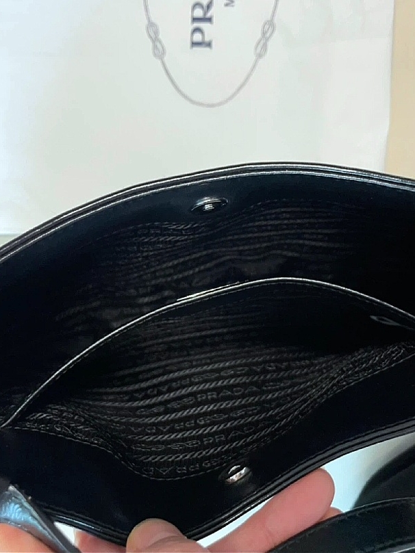 Prada Cleo Brushed Leather Shoulder Bag Black 착용 스타일 - 2