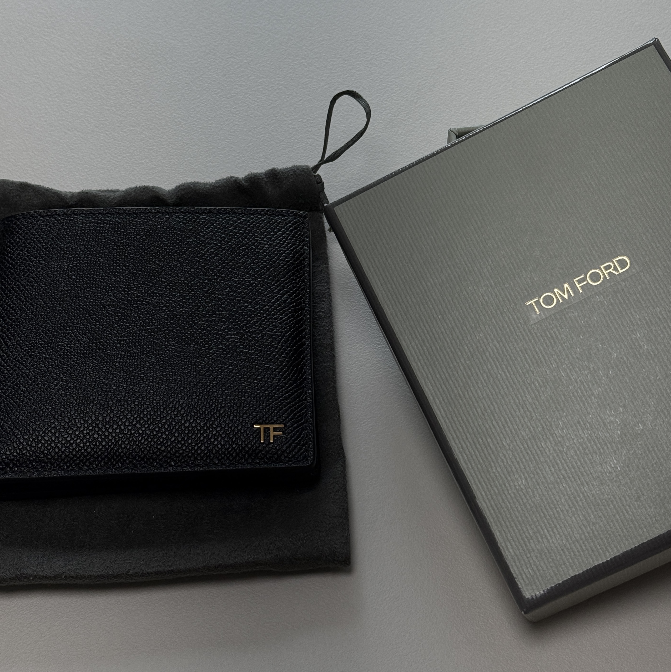 Tom Ford Small Grain Leather Bifold Wallet Black 착용 스타일