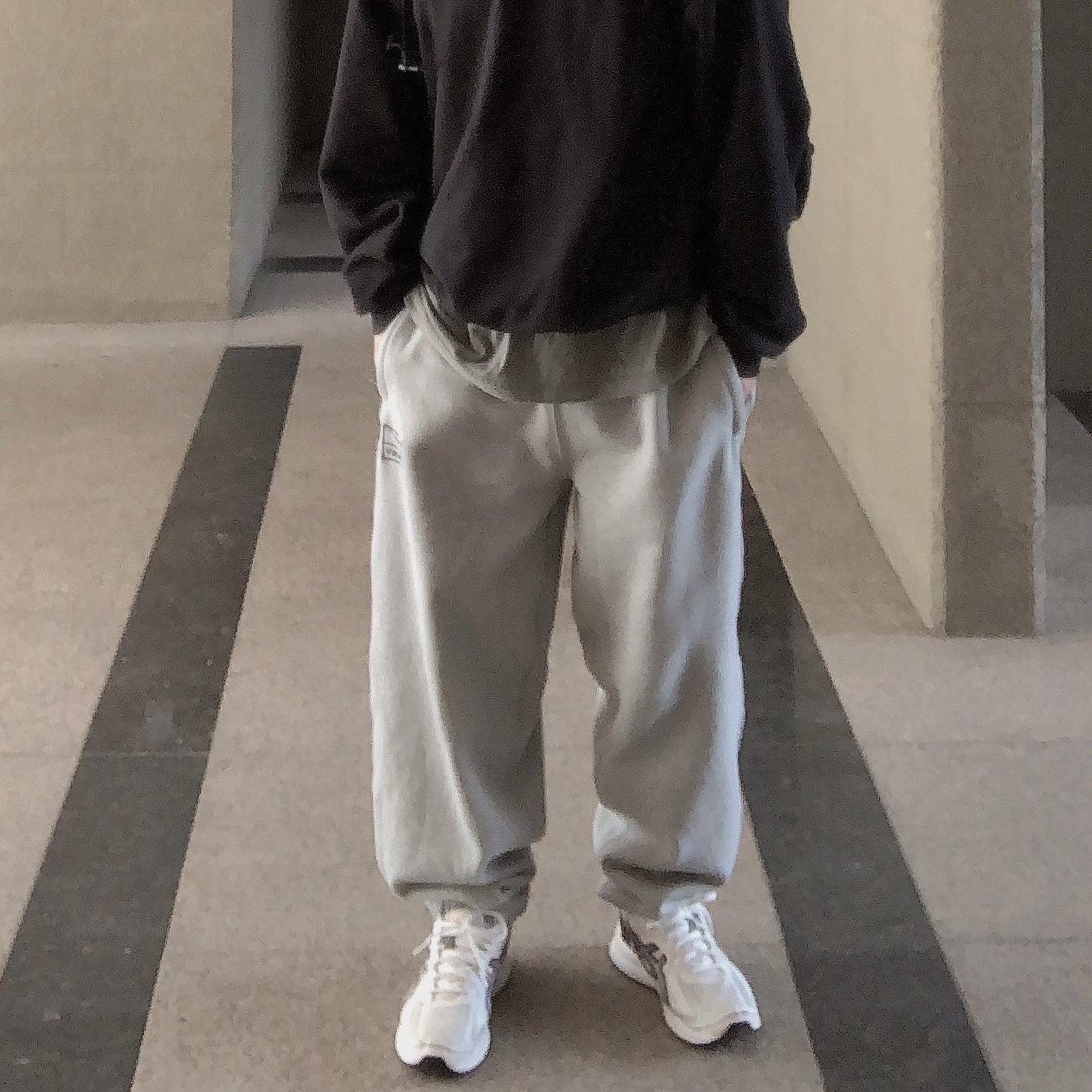 Nike x Stussy NRG Fleece Pants Dark Grey Heather (DO9340-063) 착용 스타일 - 2
