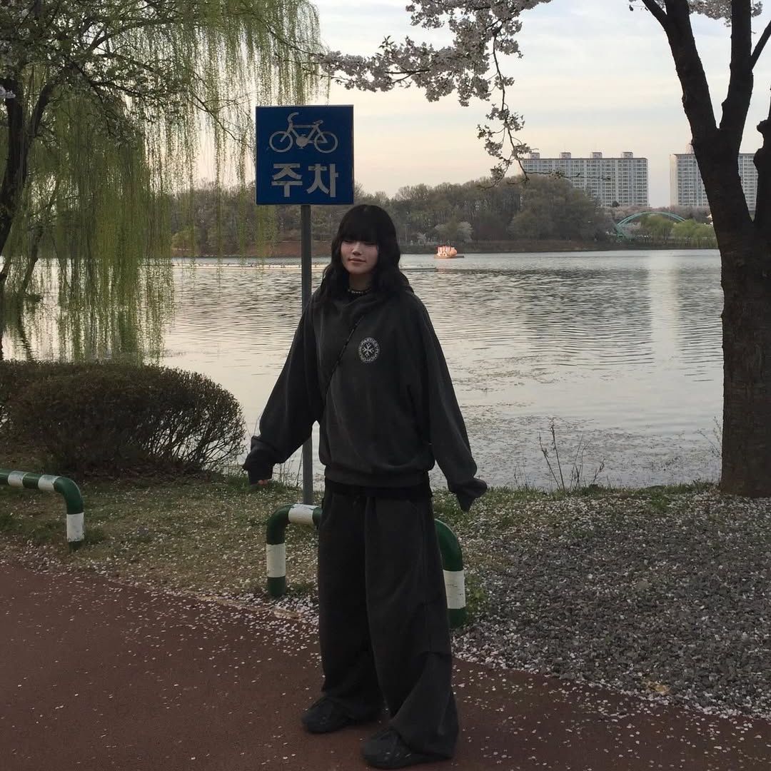 MAINBOOTH Nomad Sweat Pants CHARCOAL, Adidas Yeezy Foam RNNR Carbon 착용 스타일 - 1