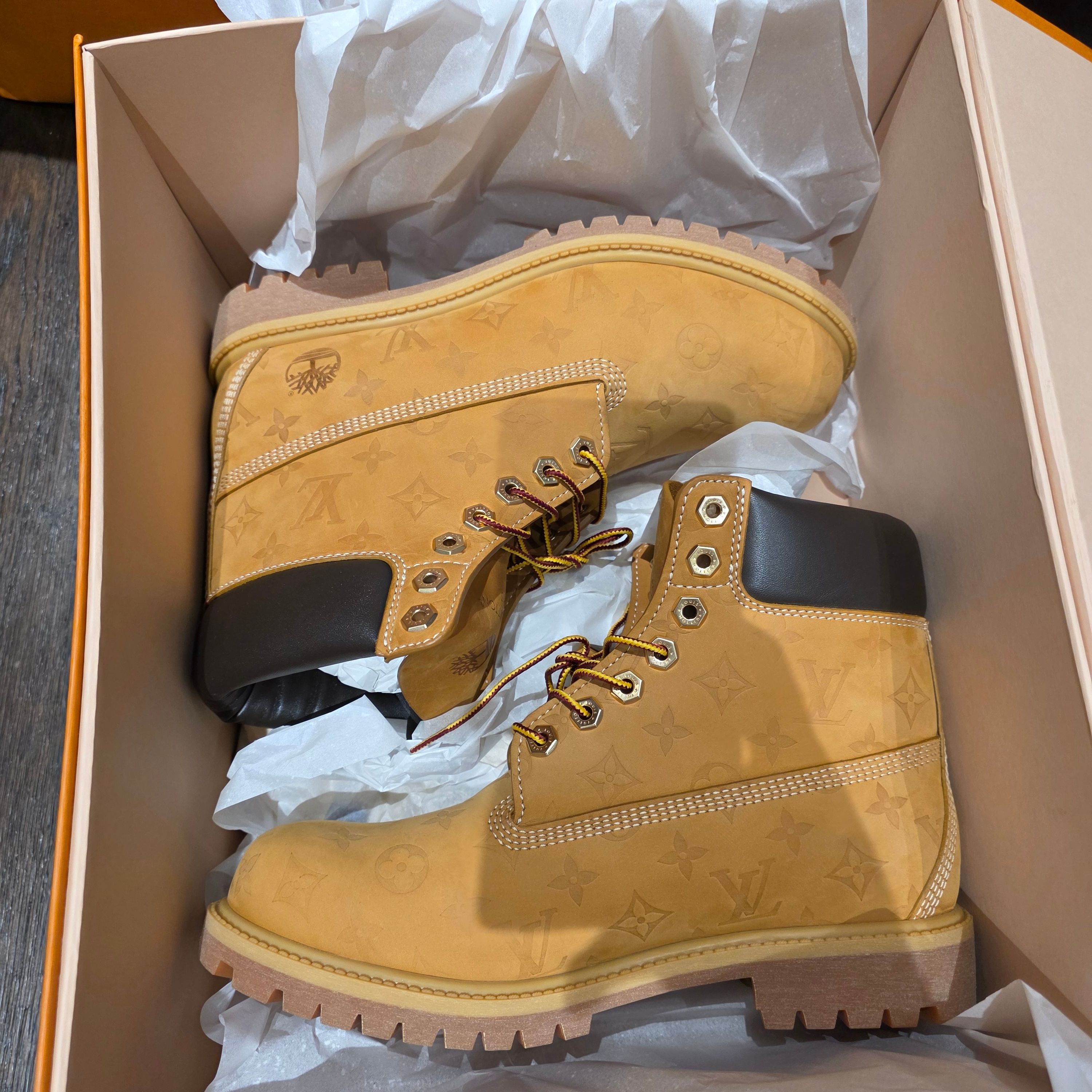 Louis Vuitton x Timberland 6 Inch Ankle Boot Beige 착용 스타일 - 1