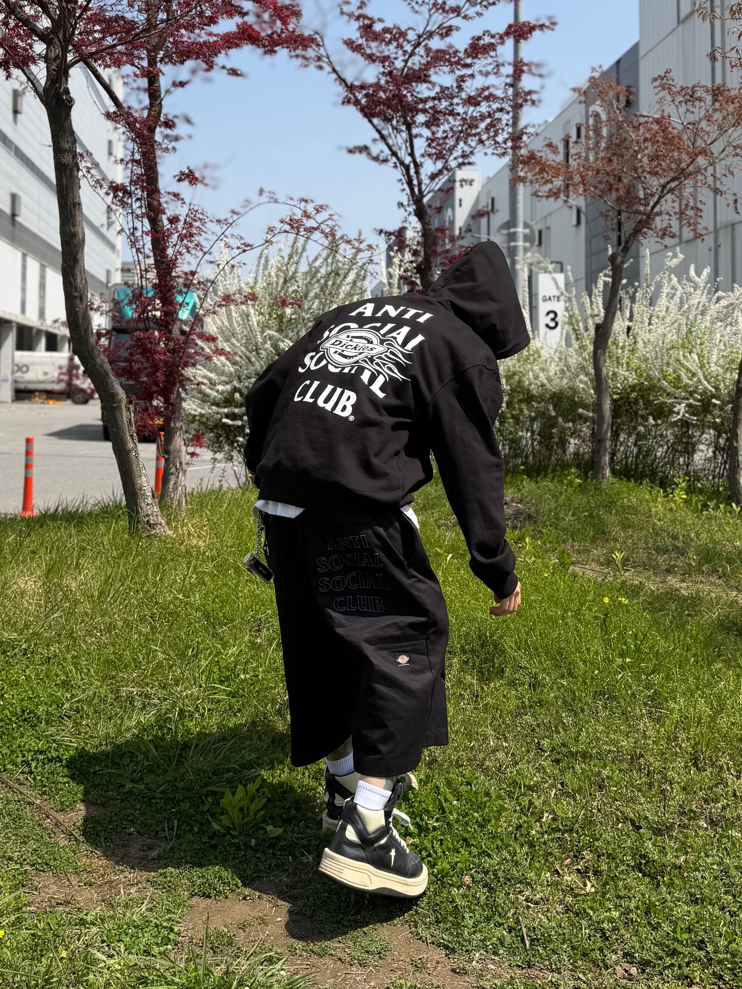 Anti Social Social Club x Dickies Work Shorts Black, Anti Social Social Club x Dickies Flame Hoodie Black 착용 스타일 - 1