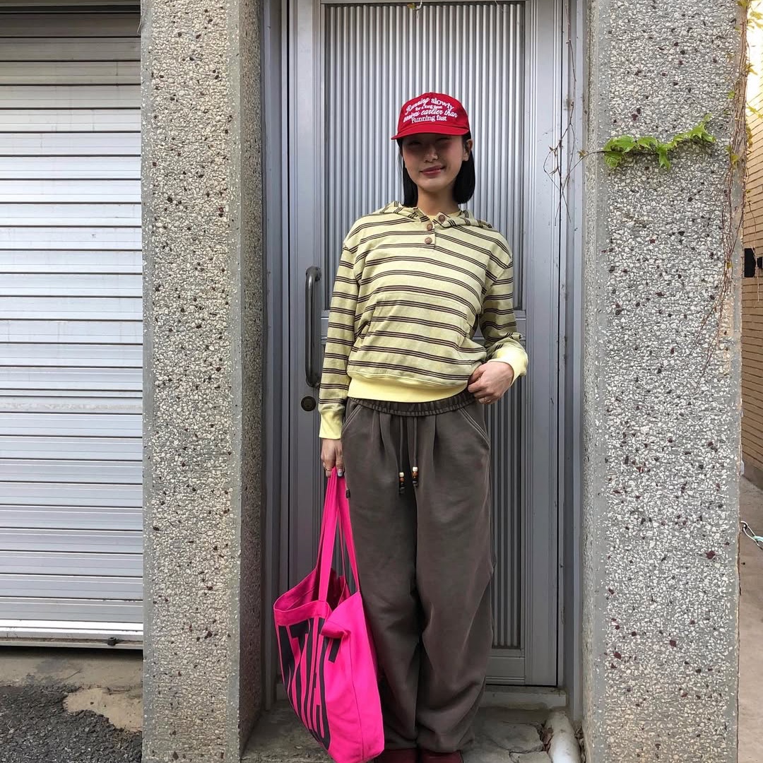 MAINBOOTH Cookie Stripe Hood T-shirt YELLOW, MAINBOOTH Nomad Sweat Pants BROWN 착용 스타일 - 9