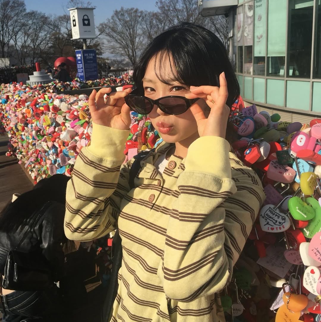 MAINBOOTH Cookie Stripe Hood T-shirt YELLOW 착용 스타일 - 4