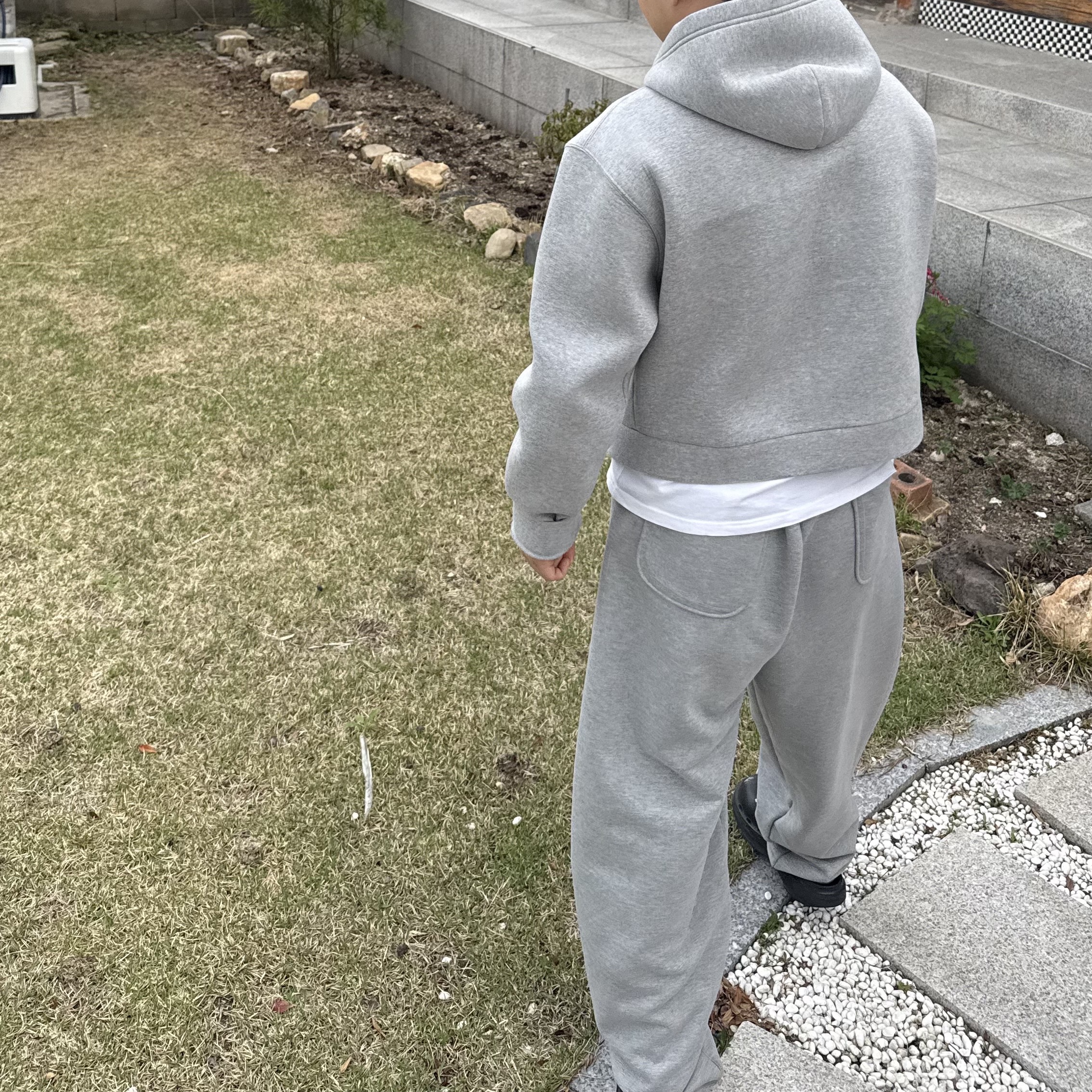 MJD X Koin Seoul Cropped Zip-Up Hoodie Melange Grey, MJD Everyday Heavy Sweat Baggy Pants Melange Grey 착용 스타일 - 3