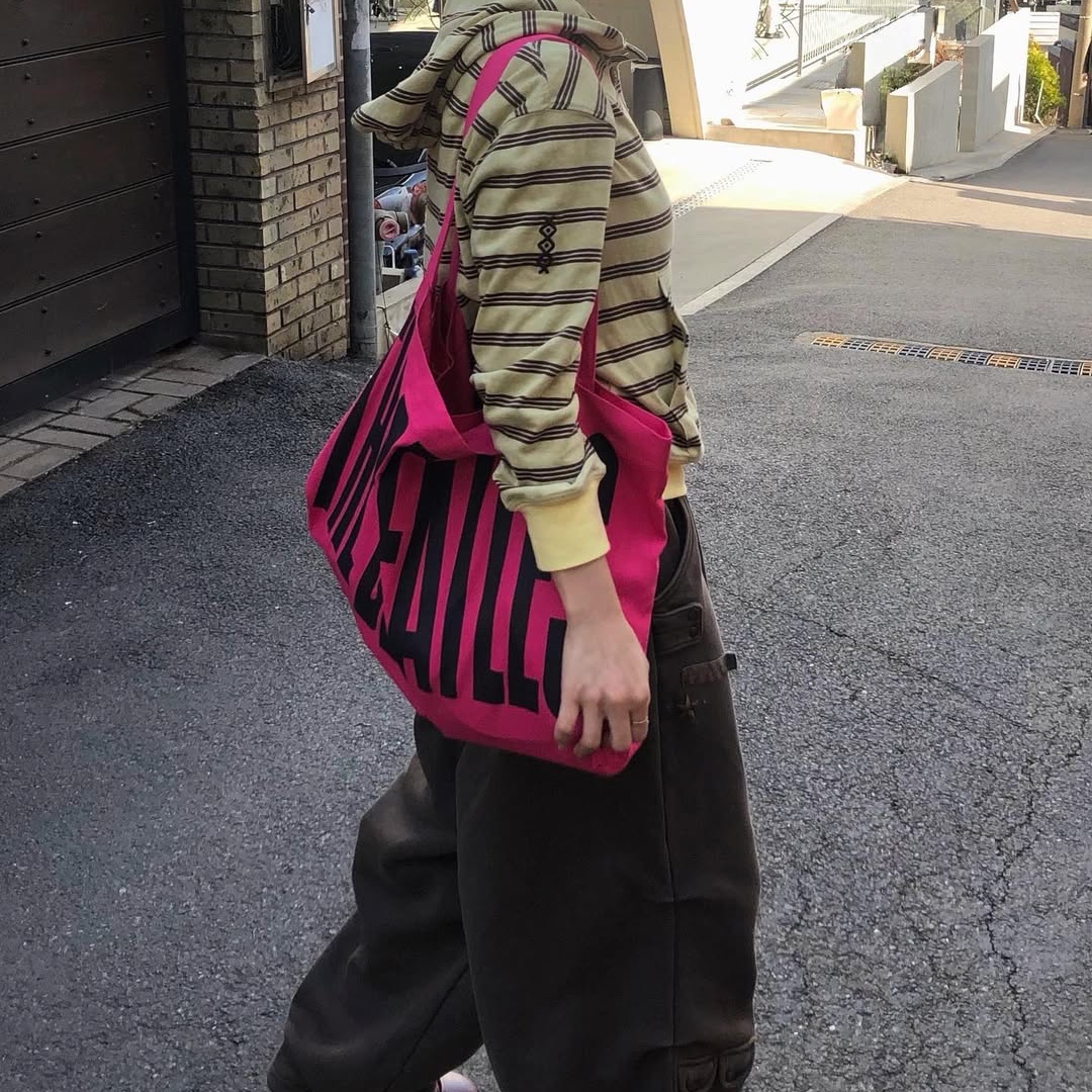 MAINBOOTH Beatles x Tote Bag Pink 착용 스타일 - 10