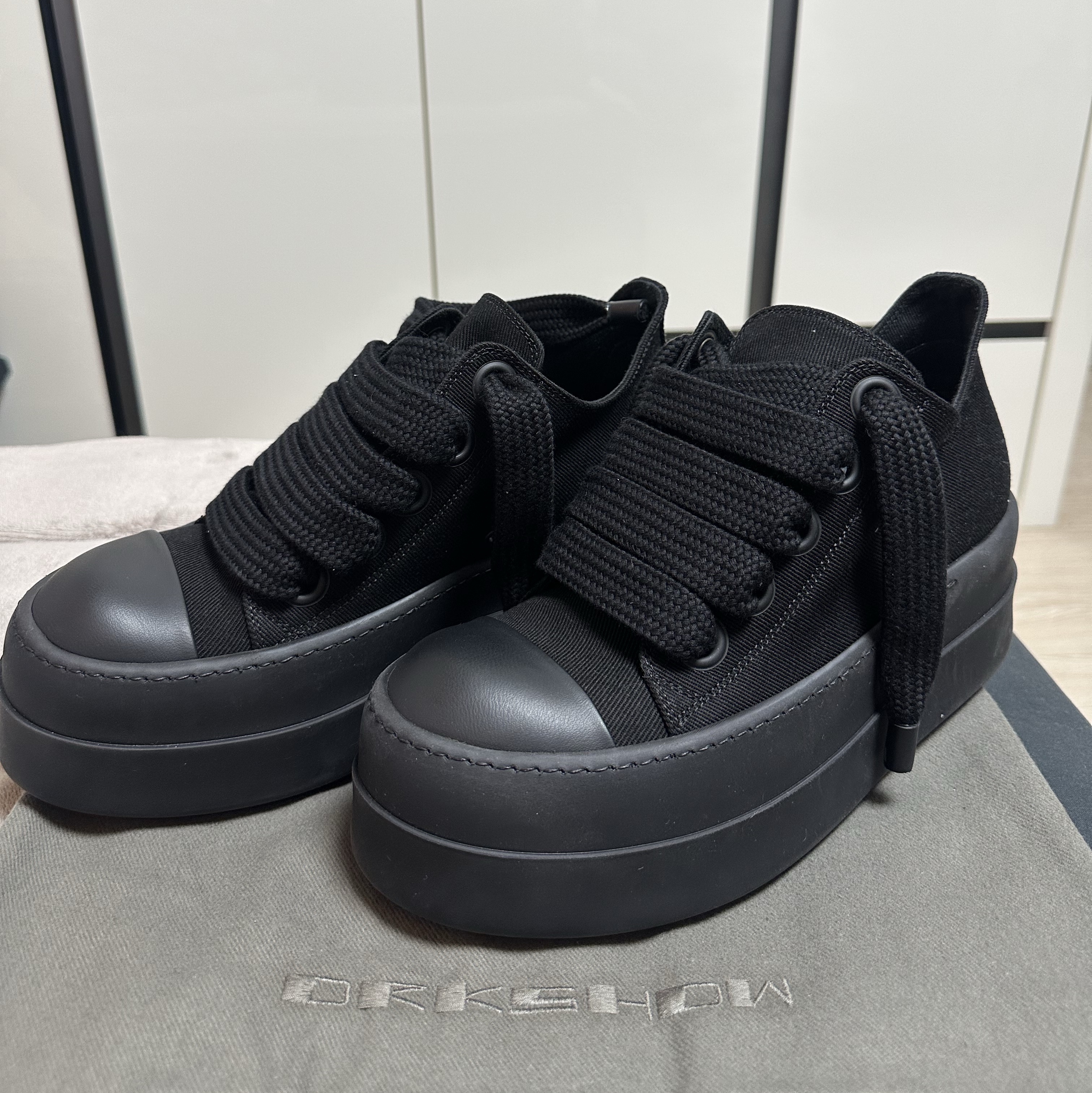 Rick Owens Jumbolace Low Sneakers Black Milk 착용 스타일 - 1
