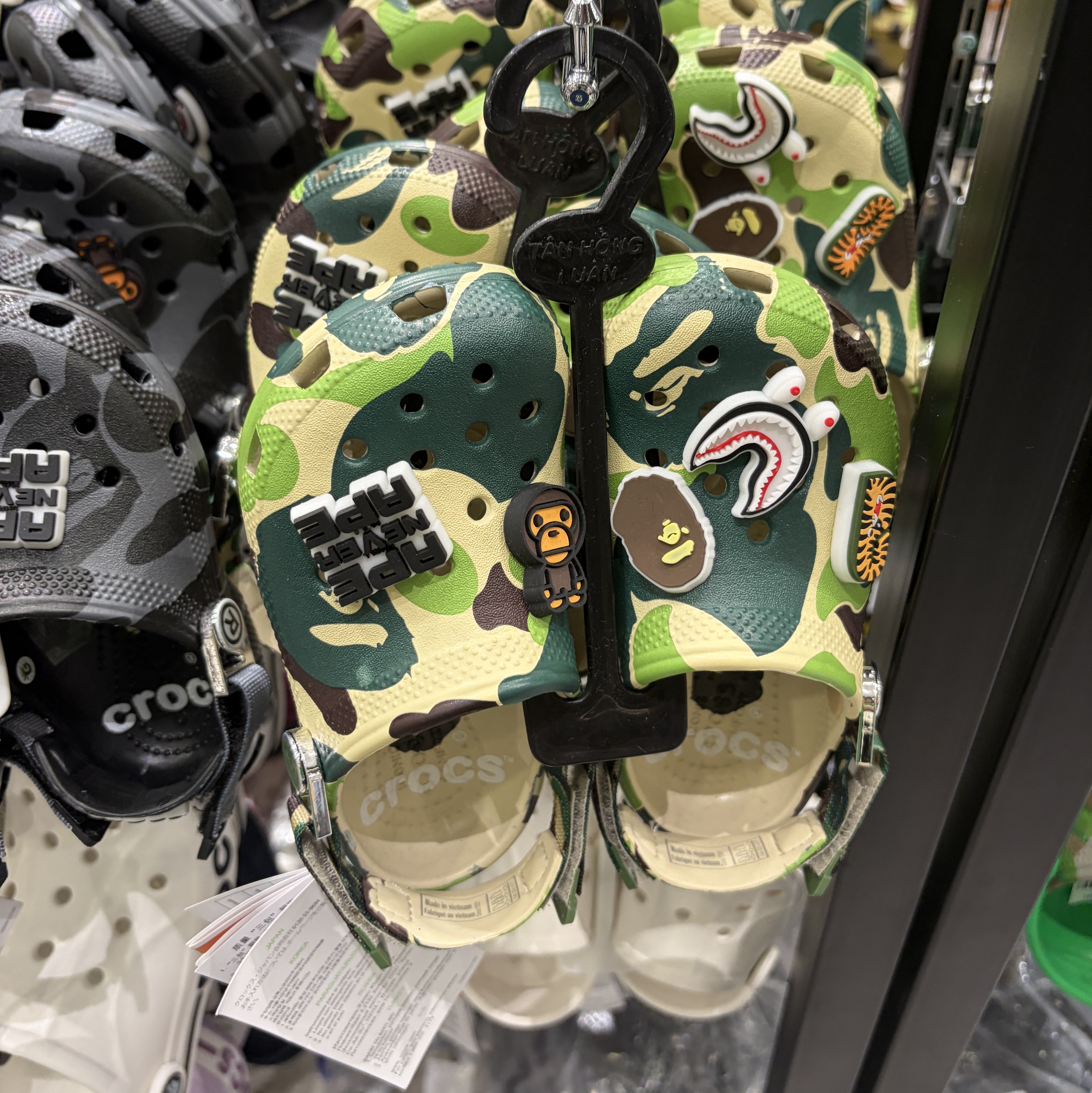 (Kids) Crocs x BAPE Classic Clog Chai 착용 스타일 - 1