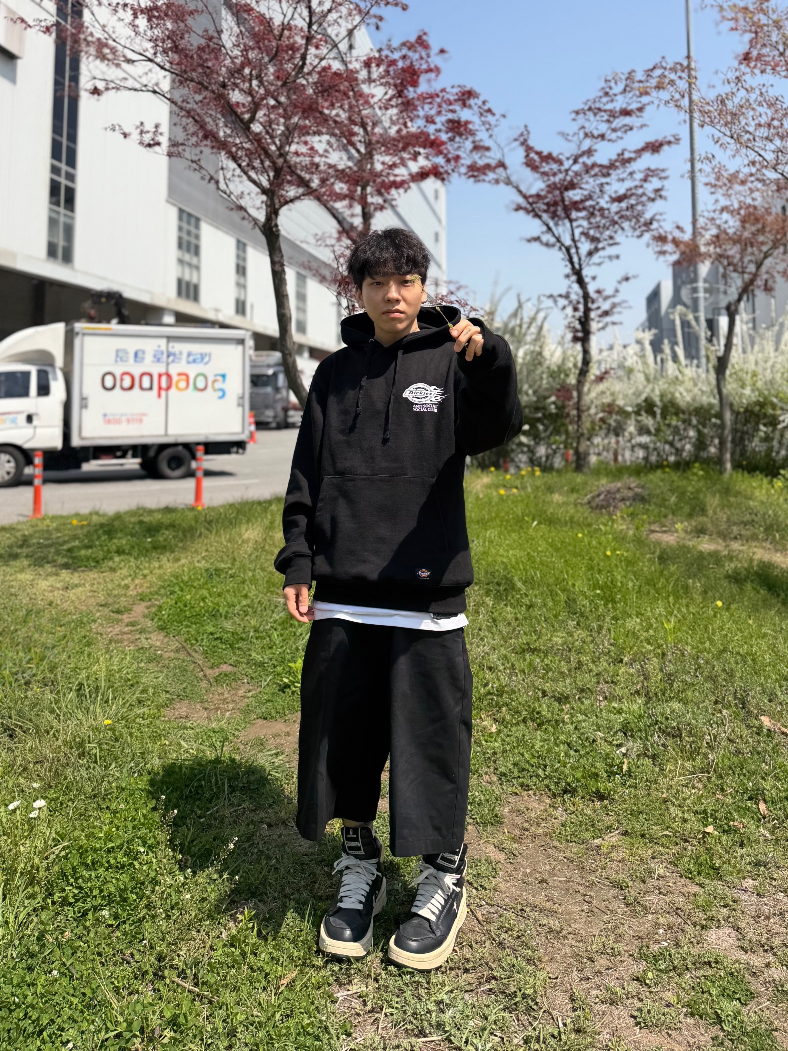 Anti Social Social Club x Dickies Work Shorts Black, Anti Social Social Club x Dickies Flame Hoodie Black 착용 스타일 - 2