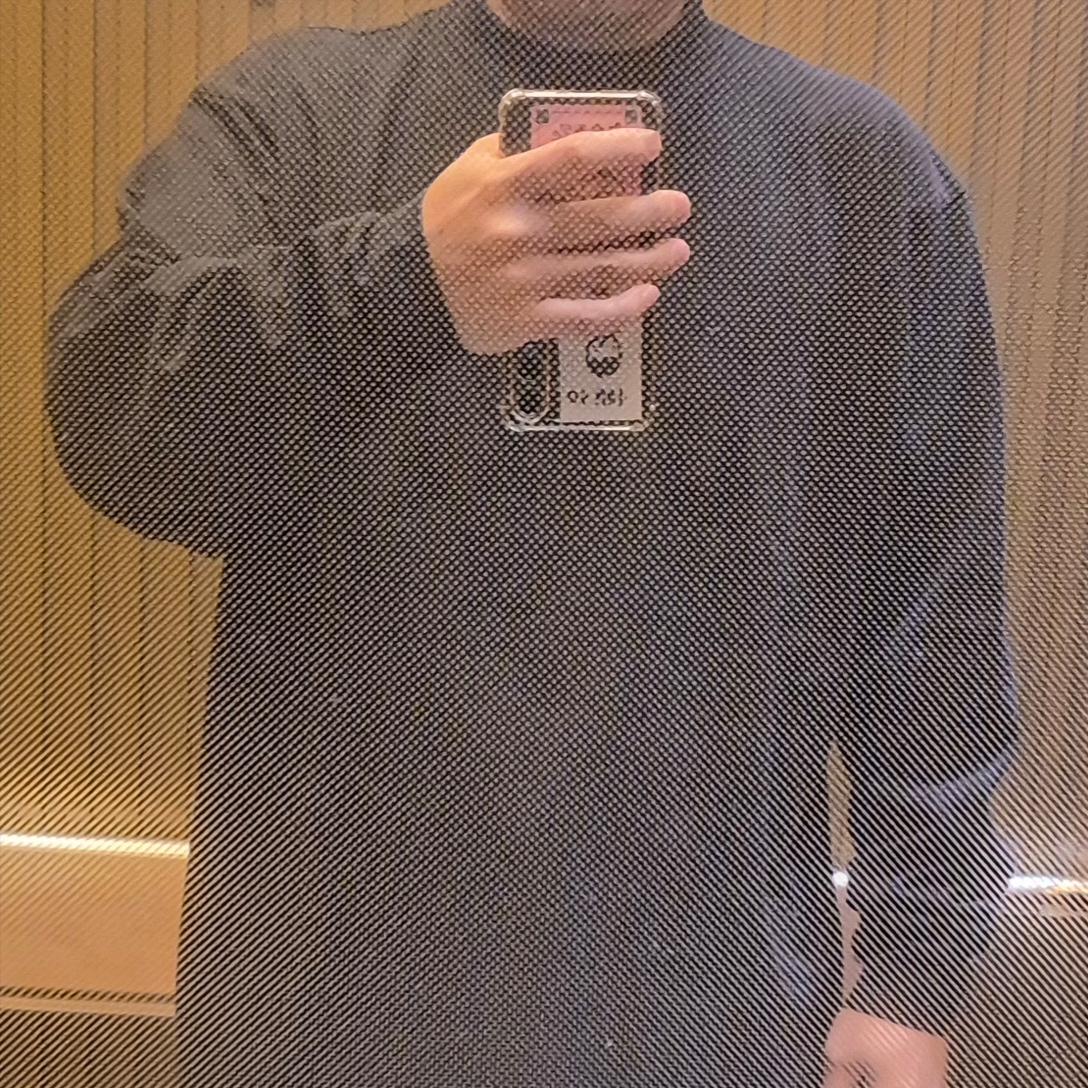 Yeezy Gap Engineered By Balenciaga Dove Long Sleeve T-Shirt Black 착용 스타일