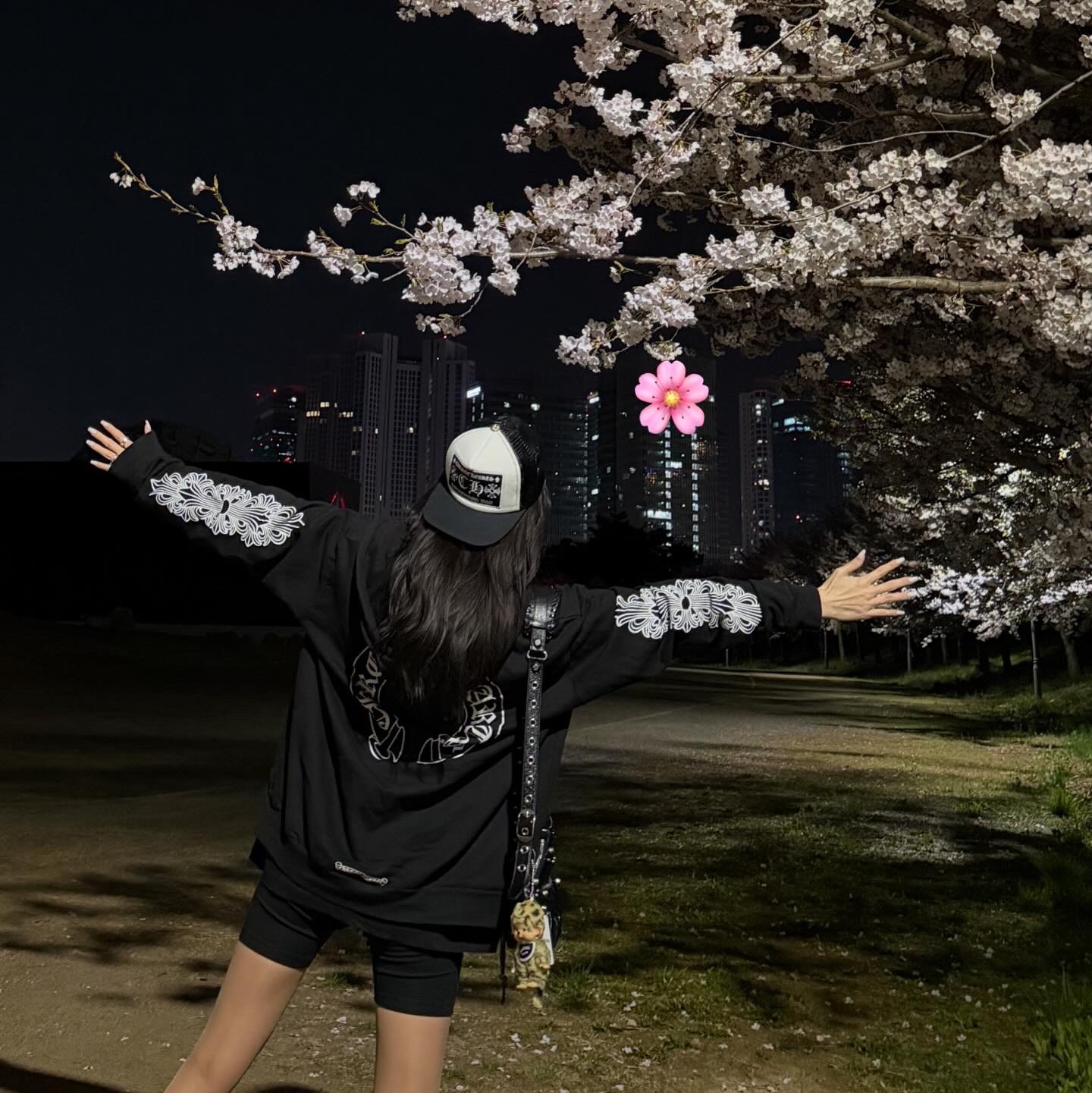 Chrome Hearts CH Hollywood Trucker Hat Black White, Chrome Hearts Horseshoe Floral Fleece Zip-Up Hoodie Black 착용 스타일