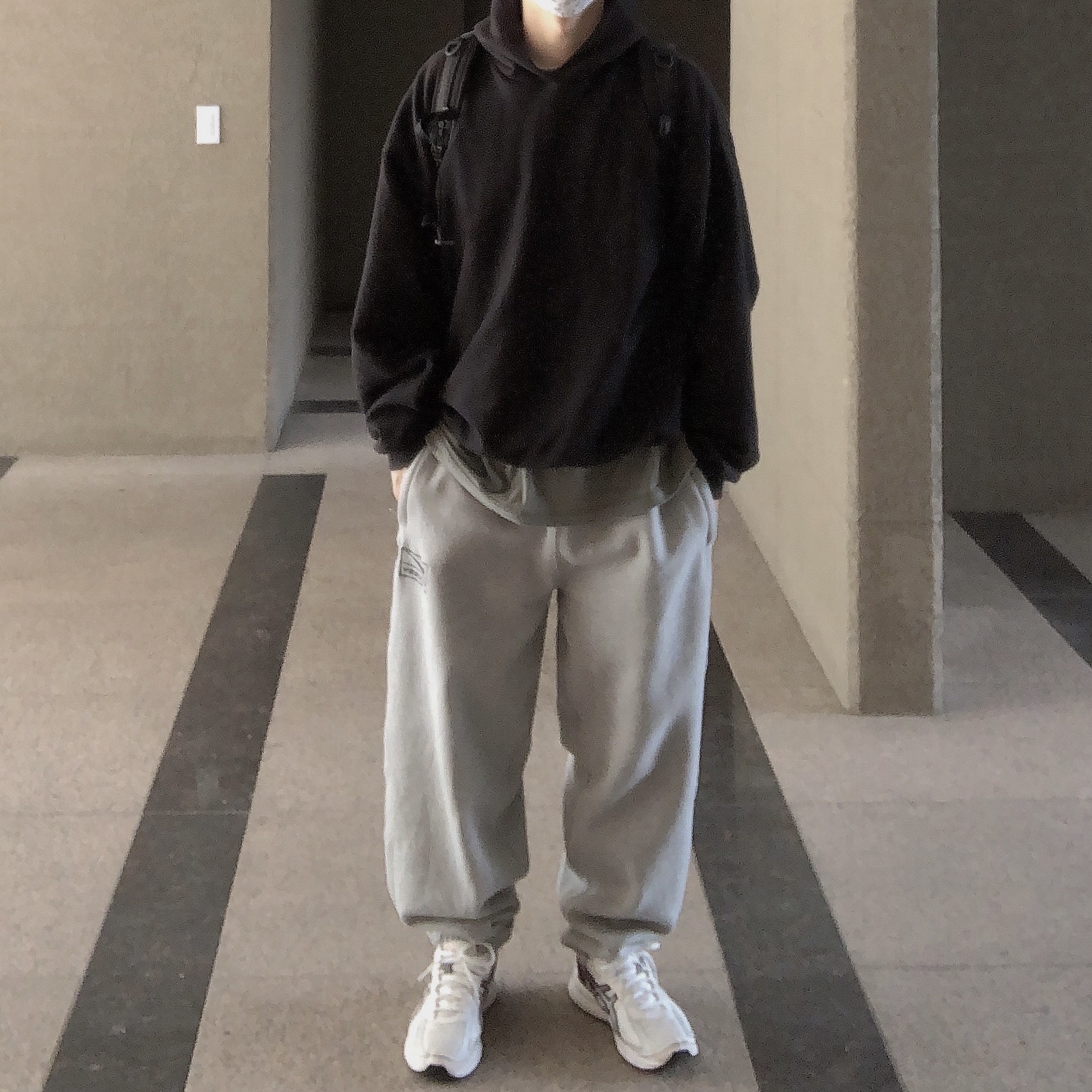 Yeezy YZY Hoodie Black, Nike x Stussy NRG Fleece Pants Dark Grey Heather (DO9340-063) 착용 스타일 - 1