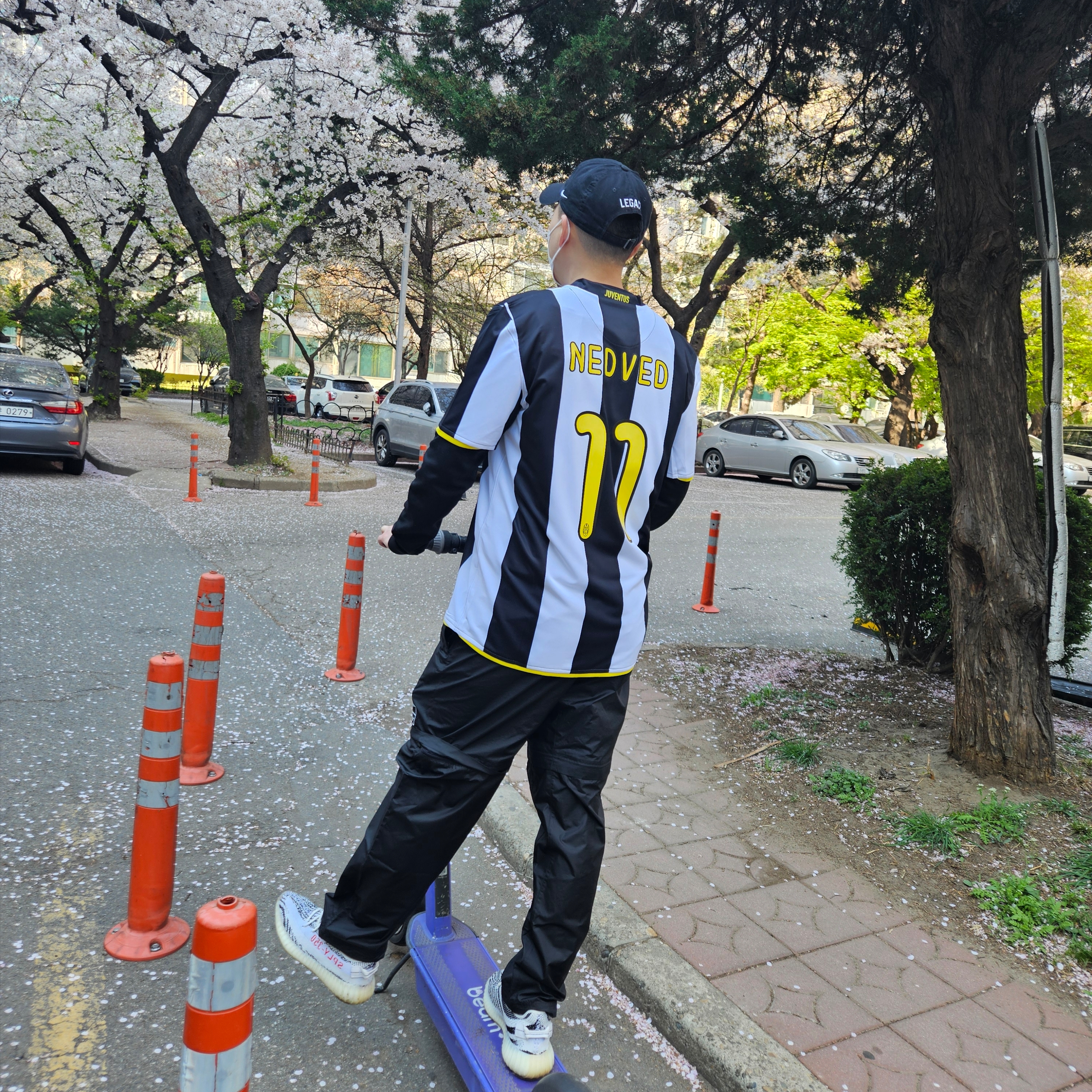 Nike x Stussy NRG FL Storm-Fit Pants Black (DO7170-010), Adidas Yeezy Boost 350 V2 Zebra 2022/2023 착용 스타일 - 1