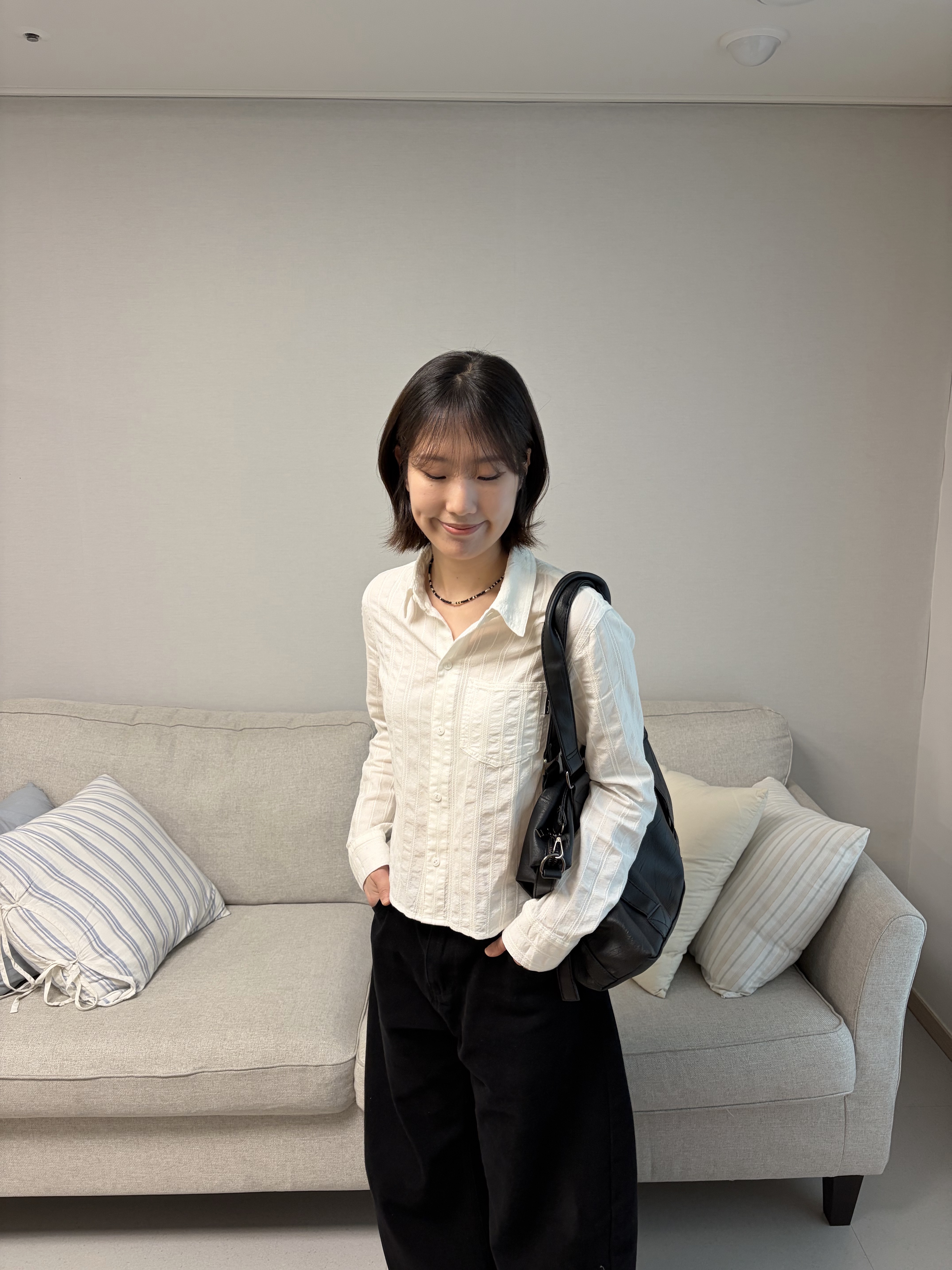 Haleine Cut-Off Cropped Stripe Shirts White (WT315), SATUR W Cotton Curved Pants Black 착용 스타일 - 4