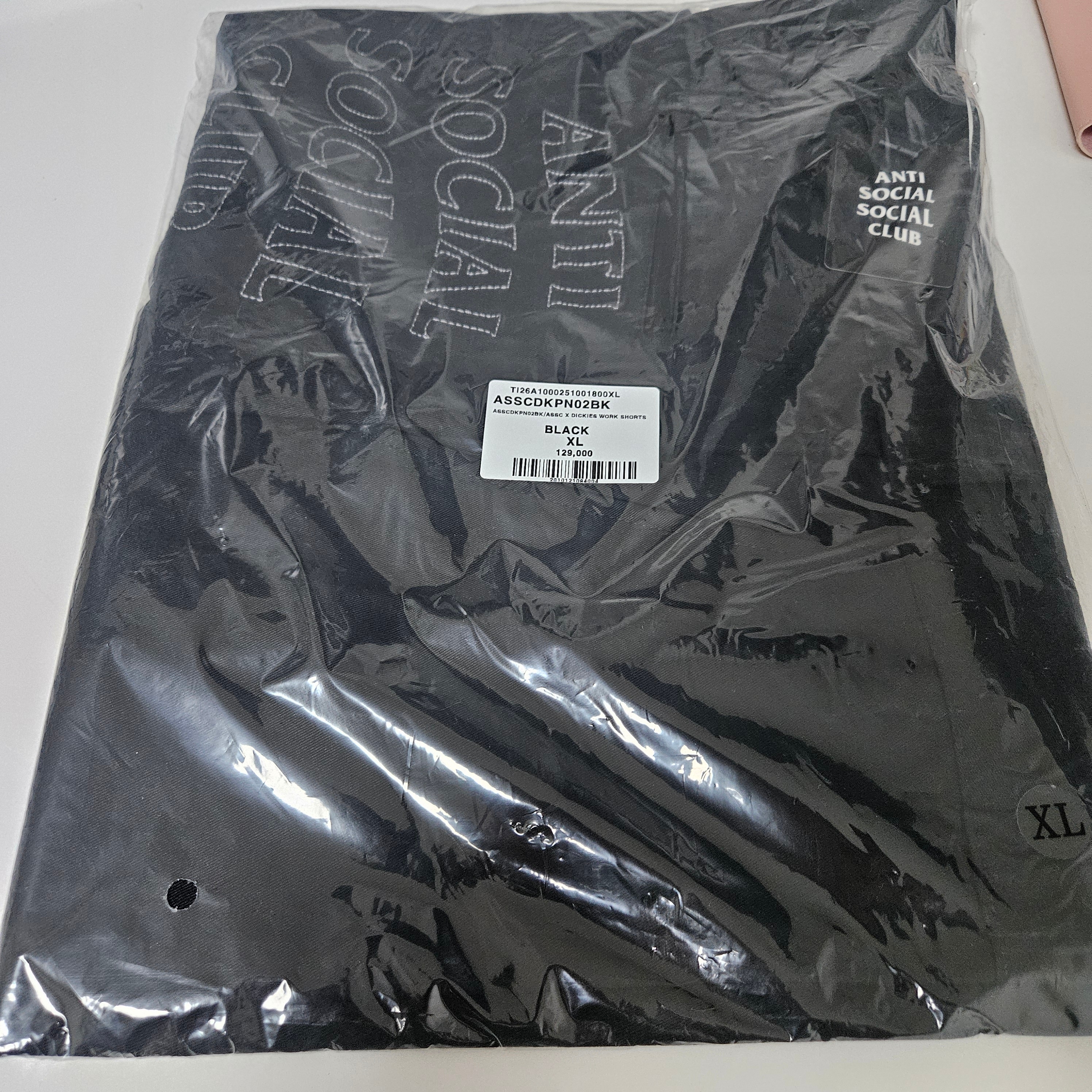 Anti Social Social Club x Dickies Work Shorts Black 착용 스타일