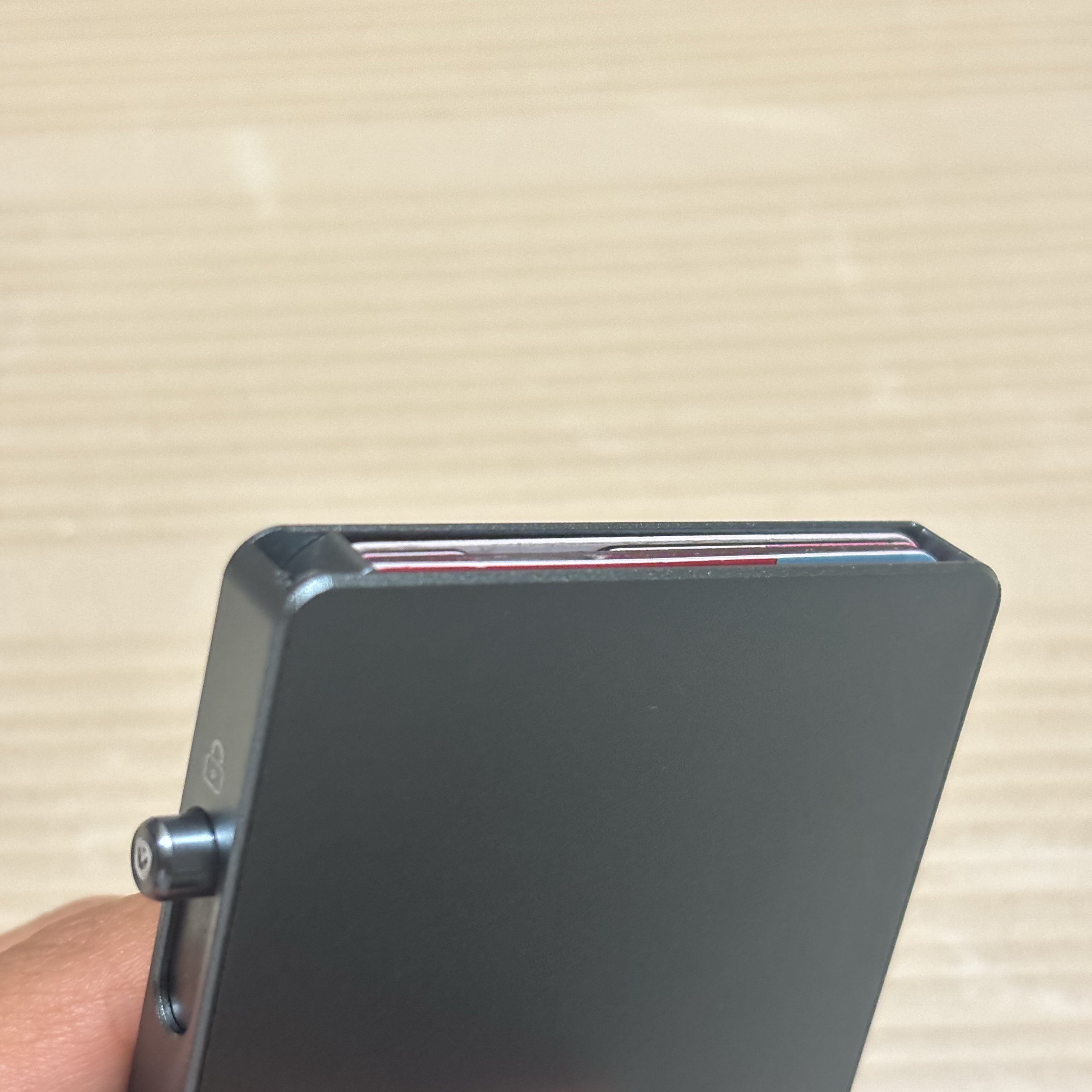VALENTA ALUMINUM MAGSAFE CARD WALLET COOL GREY 착용 스타일 - 4