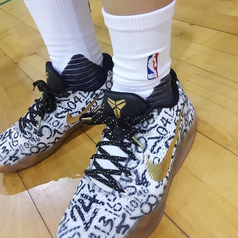 Nike Kobe 11 Protro Black and Metallic Gold 착용 스타일 - 1