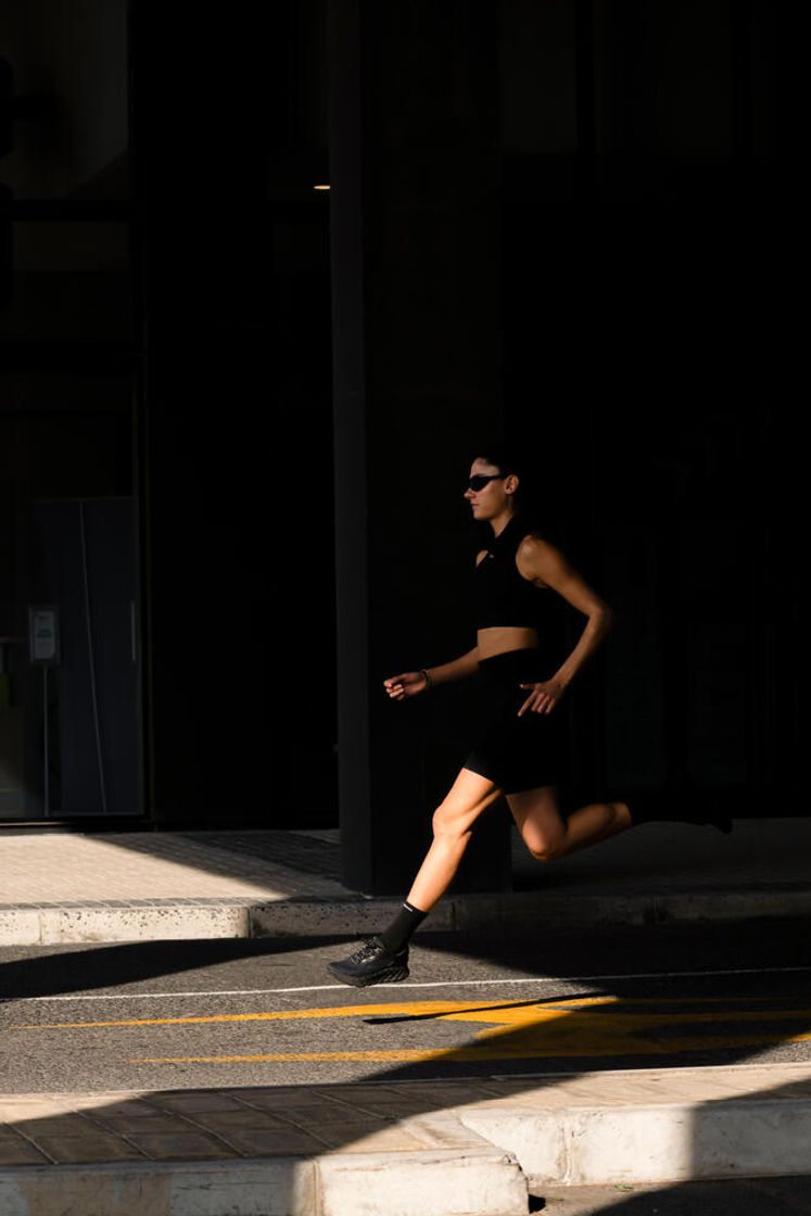 데카트론 여성 러닝 경량 크롭 싱글렛 런 라이트 900 스모크 블랙(DECATHLON Women's Running Lightweight Crop Singlet Run Light 900 Smoke Black) - 7