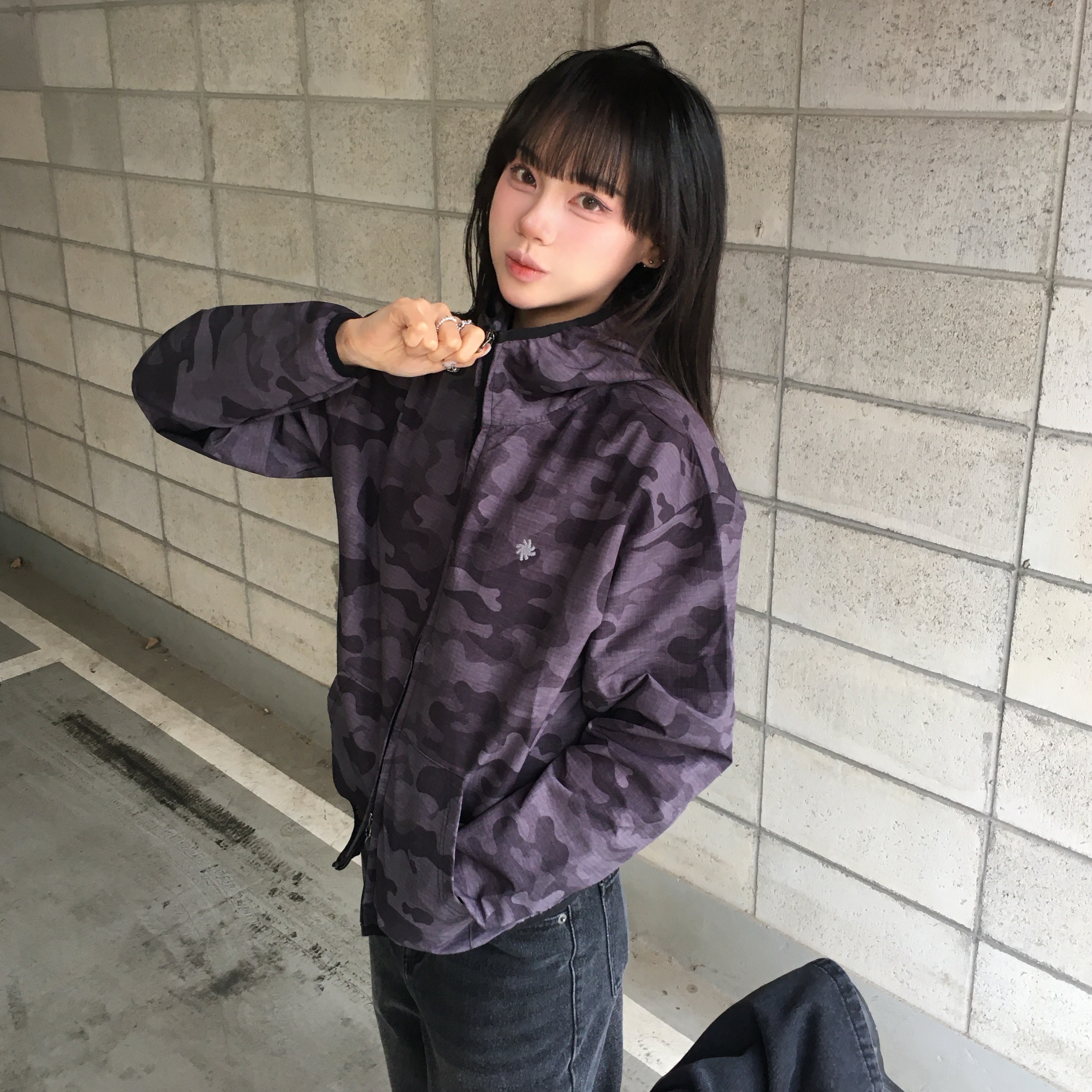 SLOW RECORD HOUSE Ripstop Camo Windbreaker Charcoal 착용 스타일 - 2