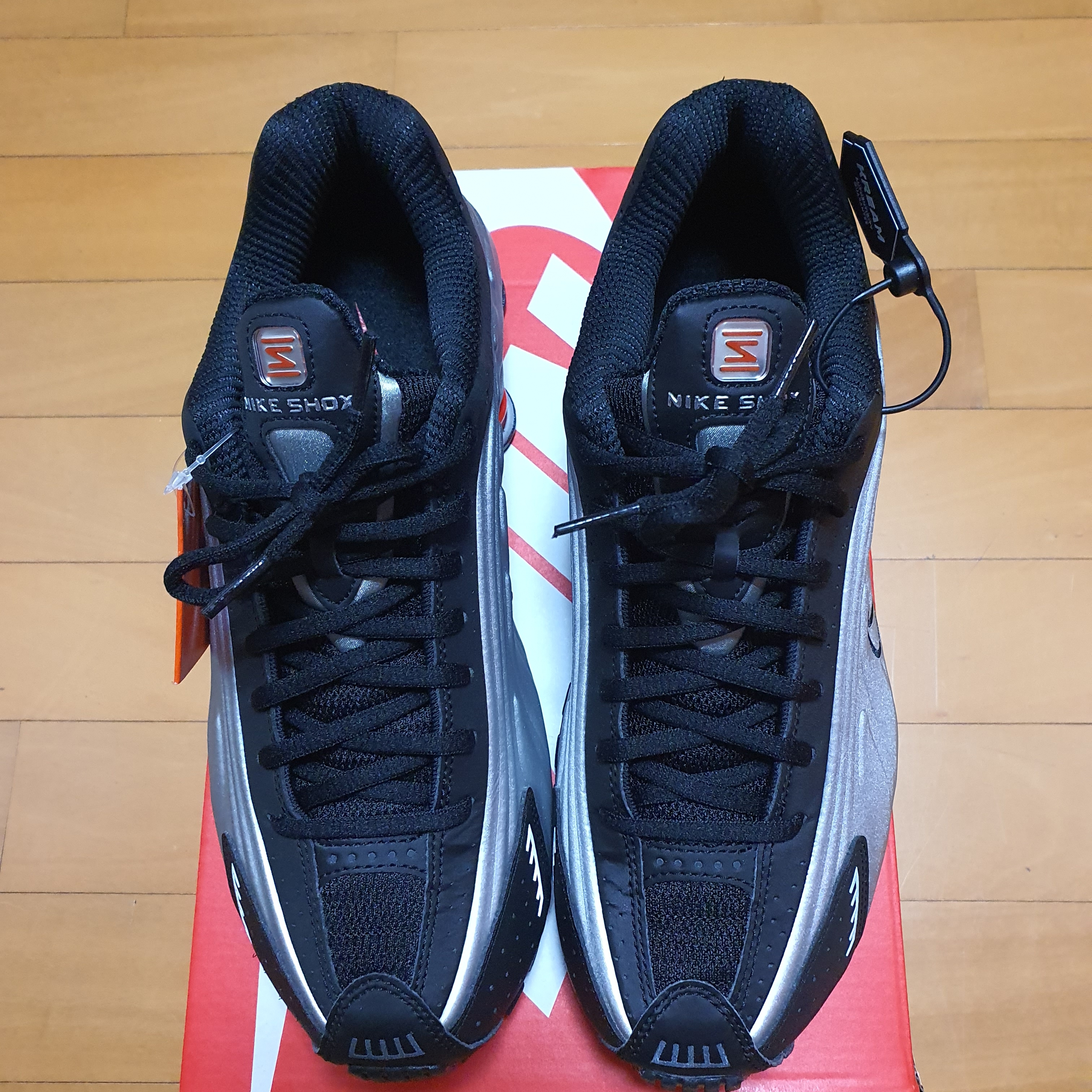 Nike Shox R4 Metallic Silver Red 착용 스타일