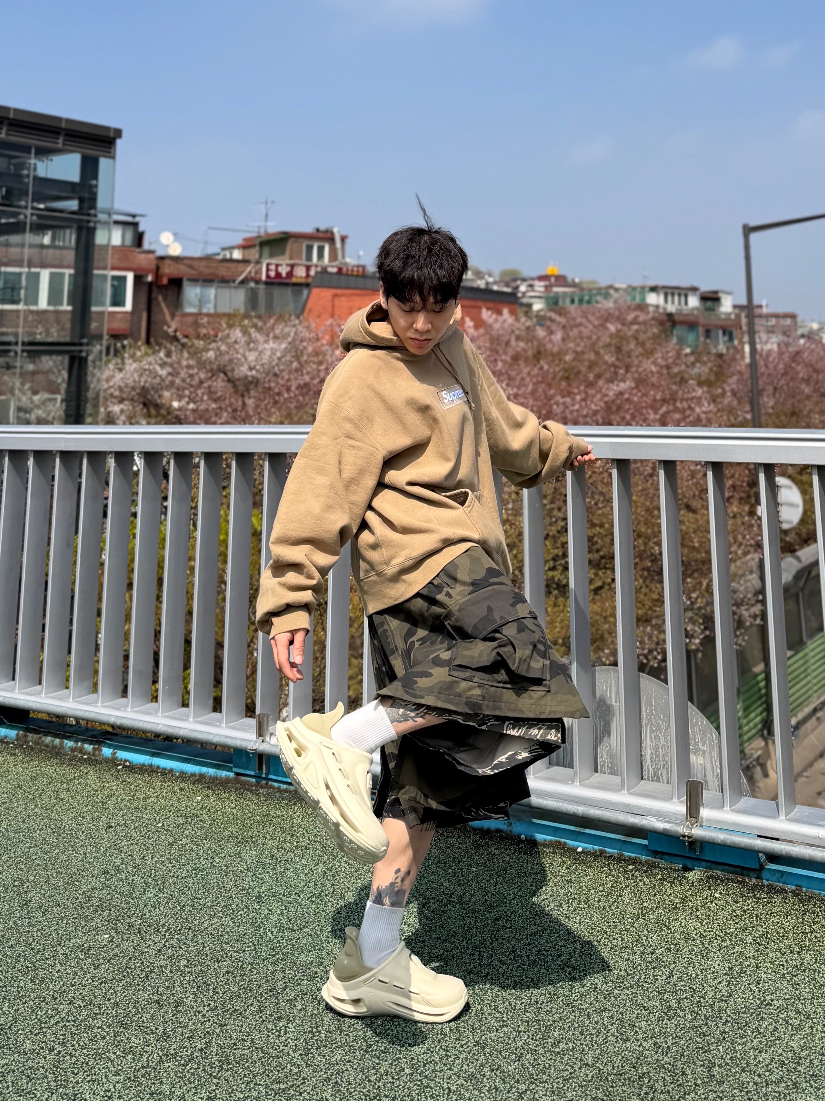 Supreme Box Logo Hooded Sweatshirt Dark Sand - 23FW 착용 스타일 - 2