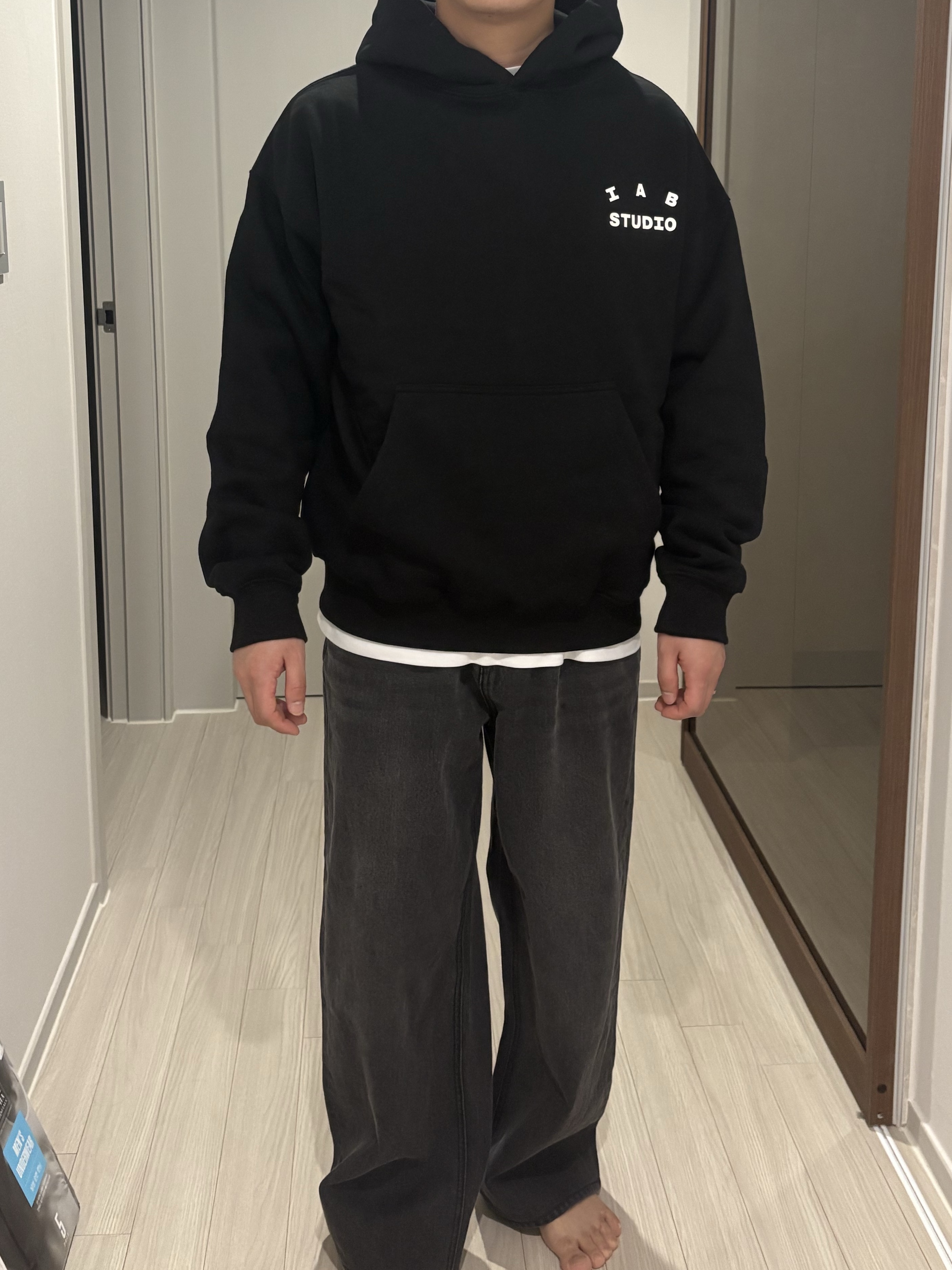 IAB Studio Hoodie Black 착용 스타일 - 1