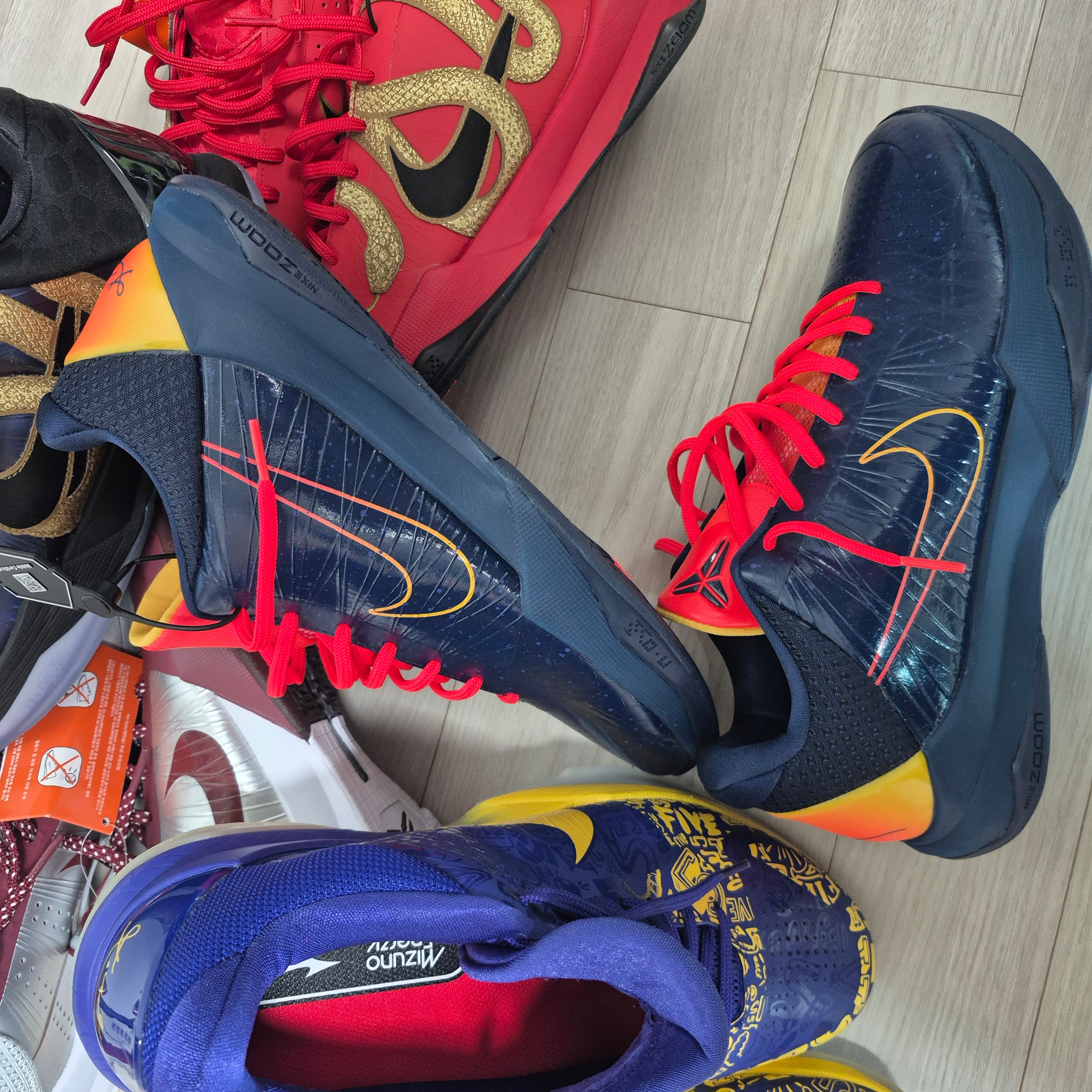 Nike Kobe 5 Protro Midnight Navy Bright Crimson, Nike Kobe 5 Protro Lower Merion Aces Away Metallic Silver Team Red 착용 스타일
