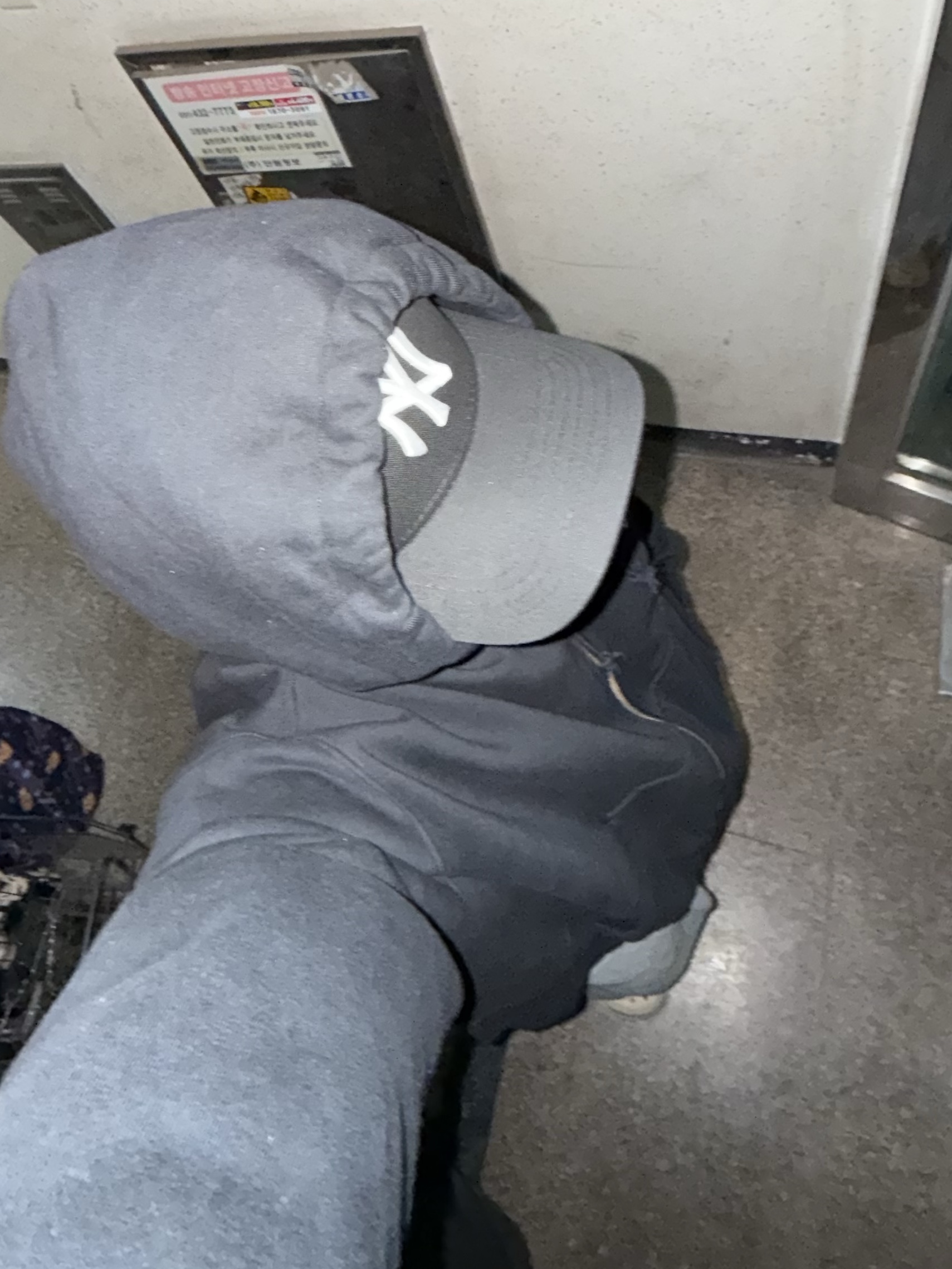New Era Adjustable 9Forty New York Yankees Essential Cap Black, Nike x Stussy Full Zip Washed Fleece Hoodie Black (FJ9175-010) 착용 스타일 - 1