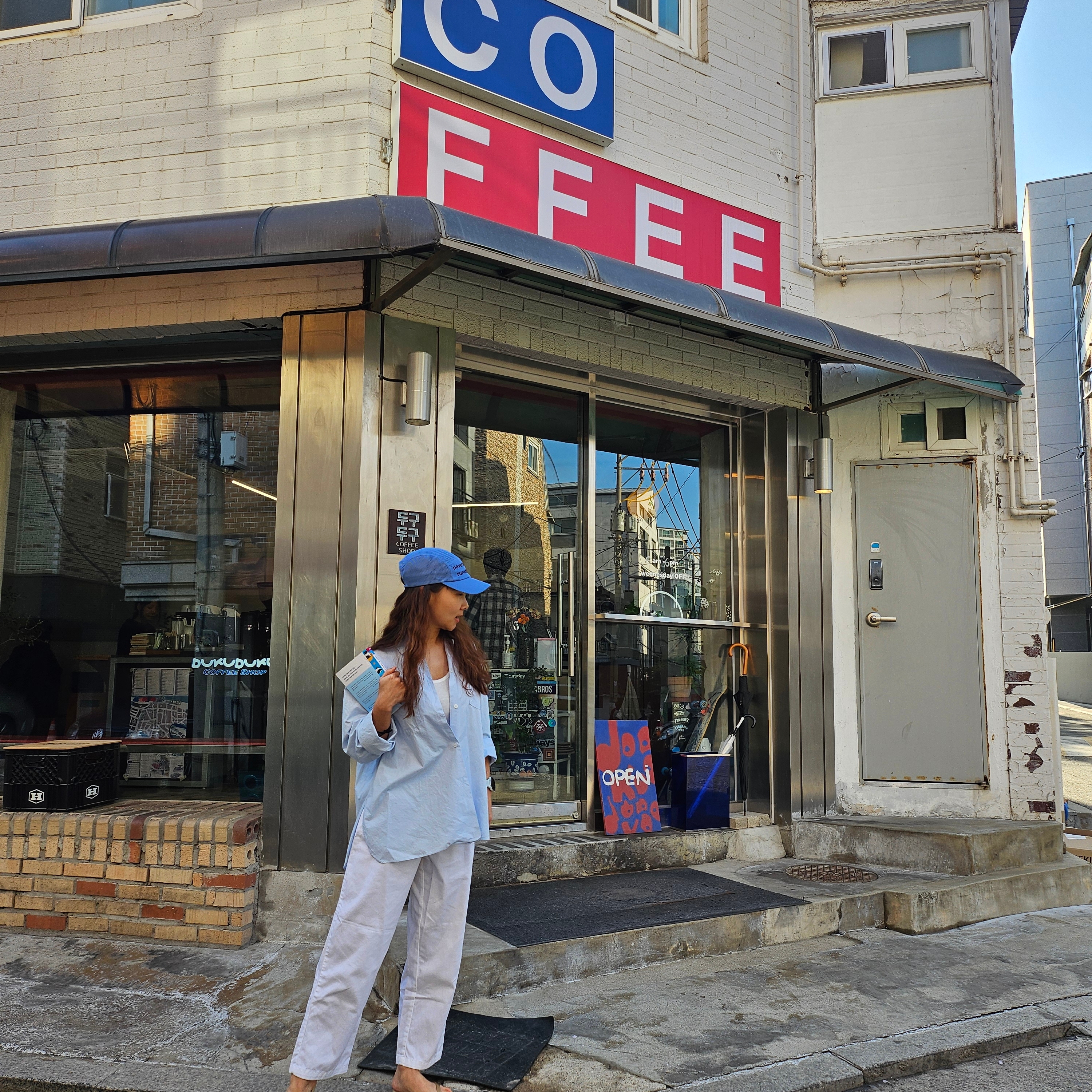 [KREAM 단독] runwhither Mesh Cap Sky blue 착용 스타일