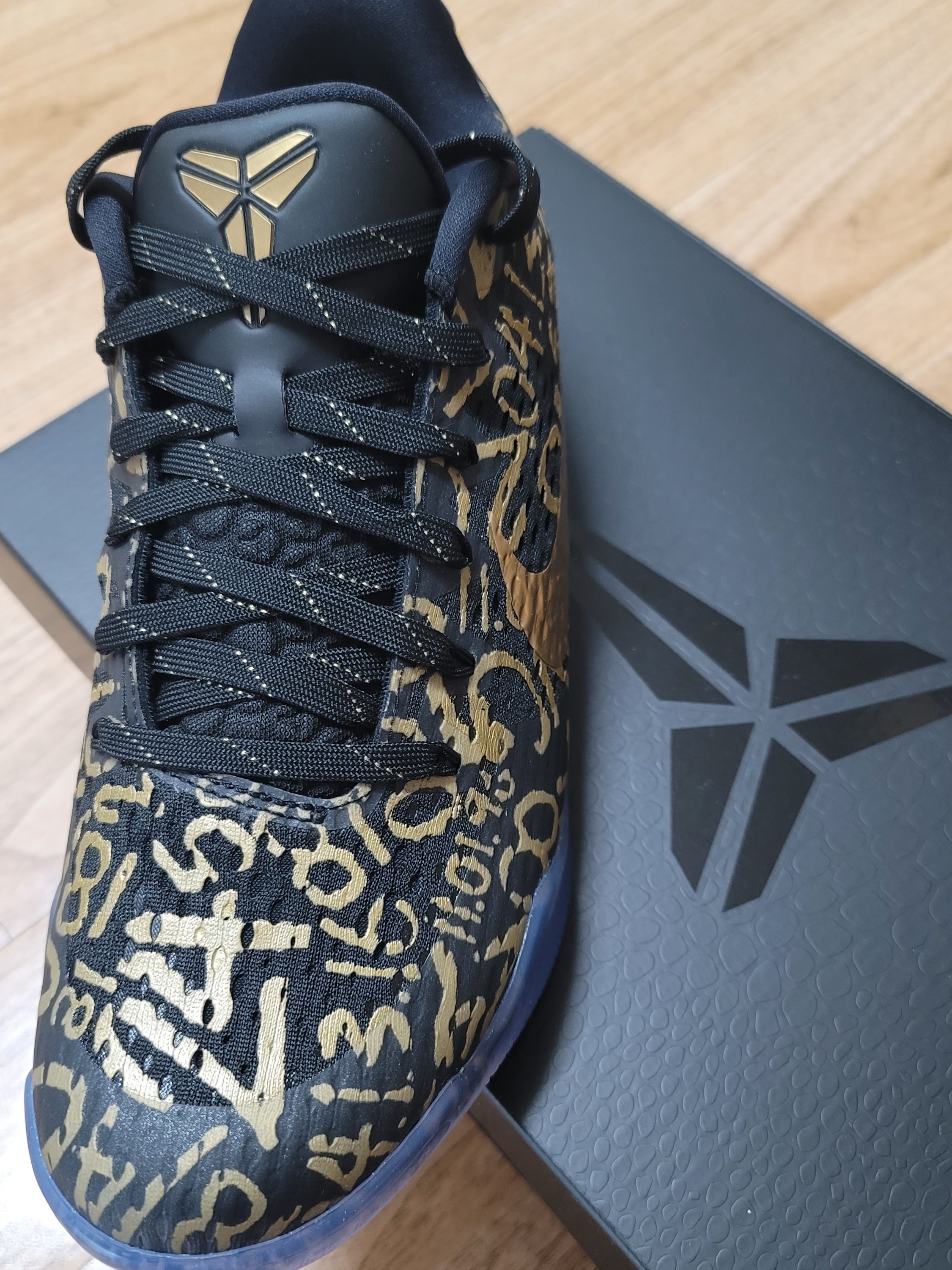 Nike Kobe 11 Protro Black and Metallic Gold 착용 스타일