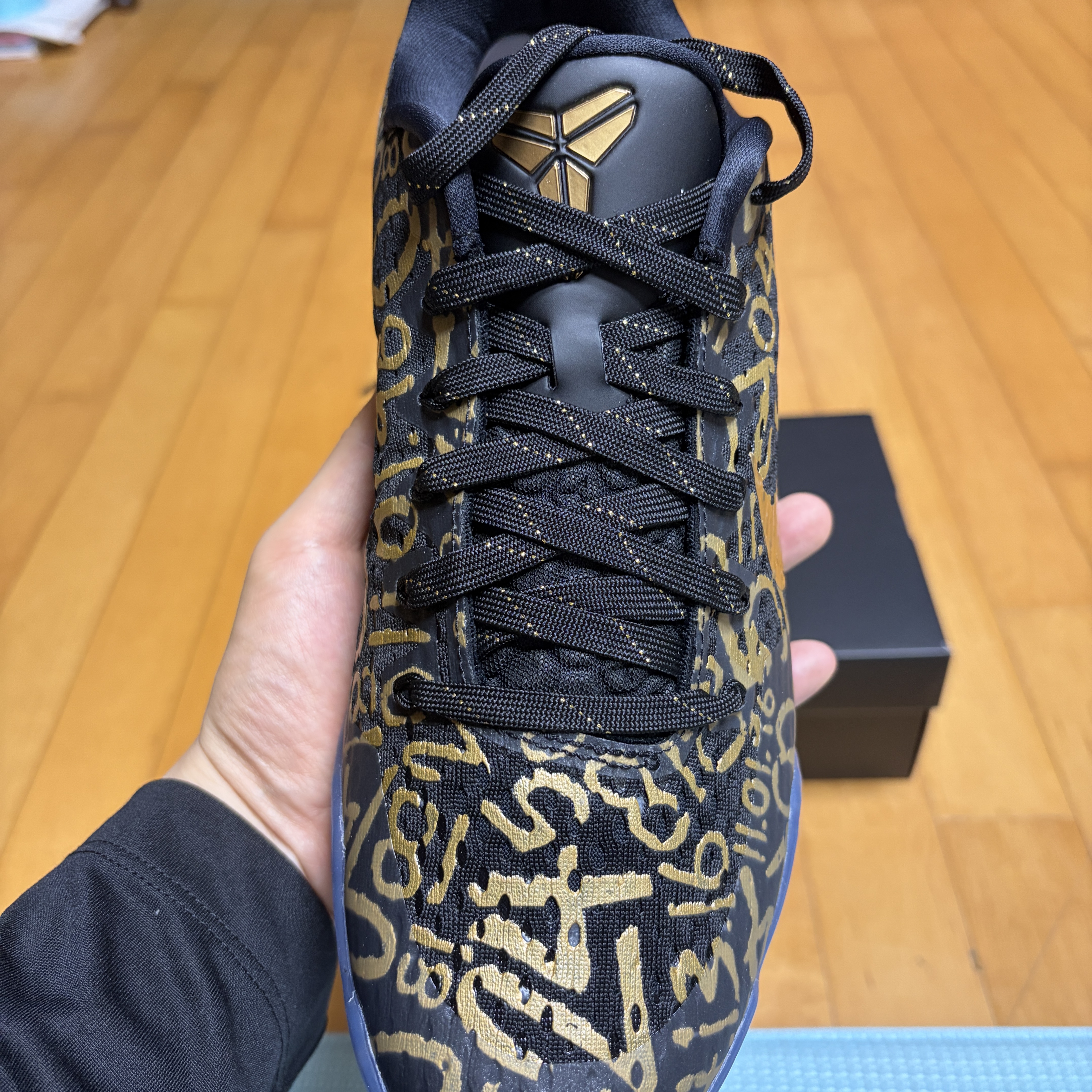 Nike Kobe 11 Protro Black and Metallic Gold 착용 스타일 - 5