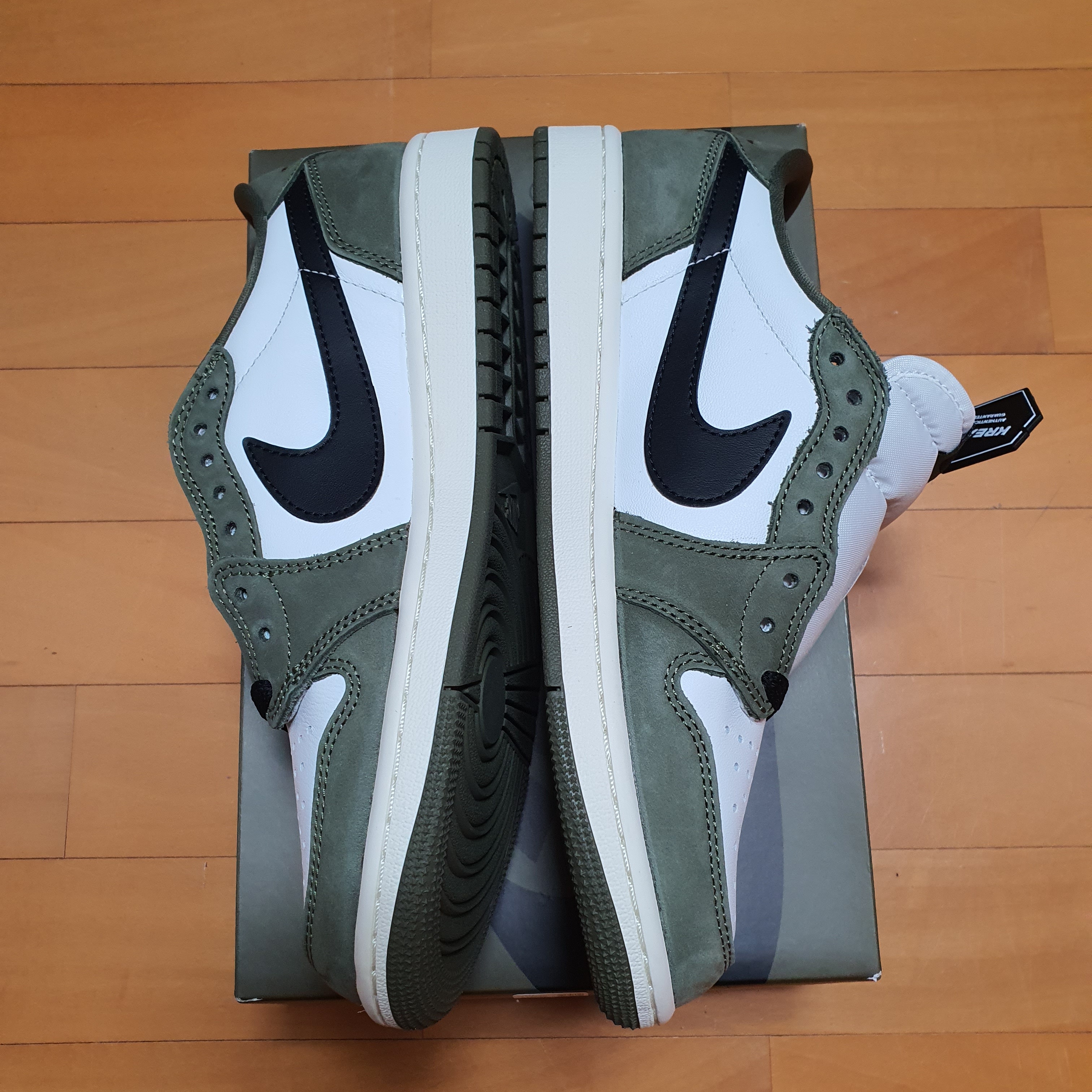 Jordan 1 Retro Low OG Medium Olive and Summit White 착용 스타일