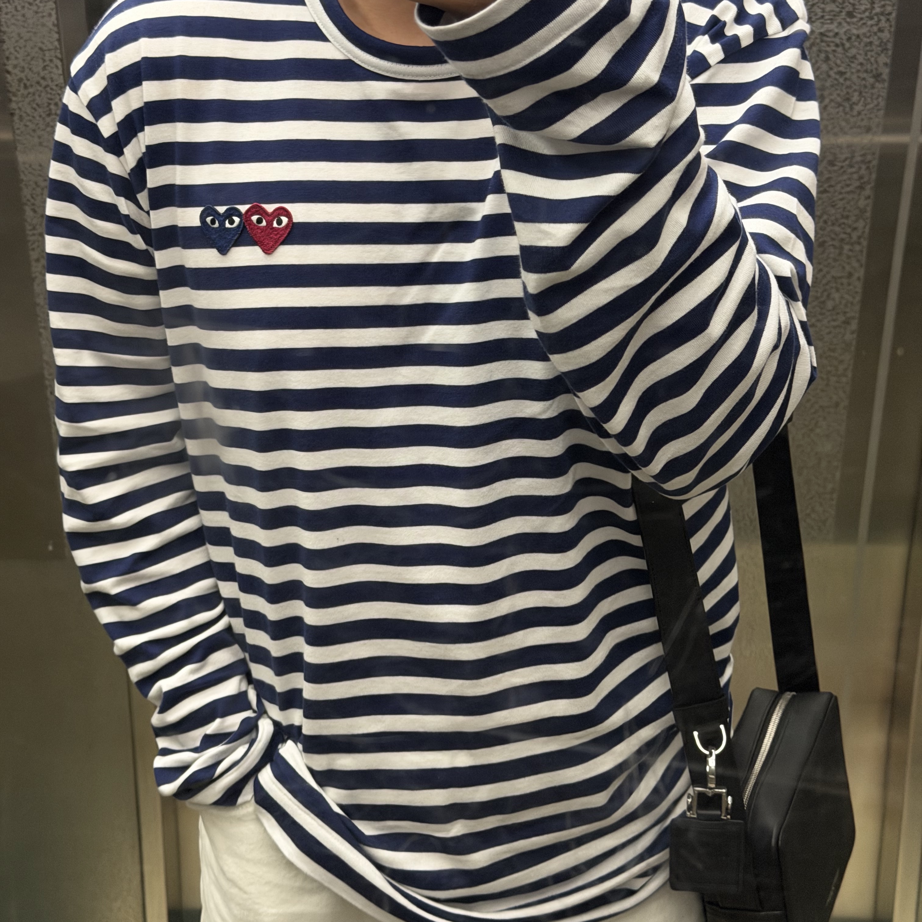 Play Comme des Garcons Double Heart Striped LS T-Shirt Navy White, Wooyoungmi Square Mini Bag Black 착용 스타일
