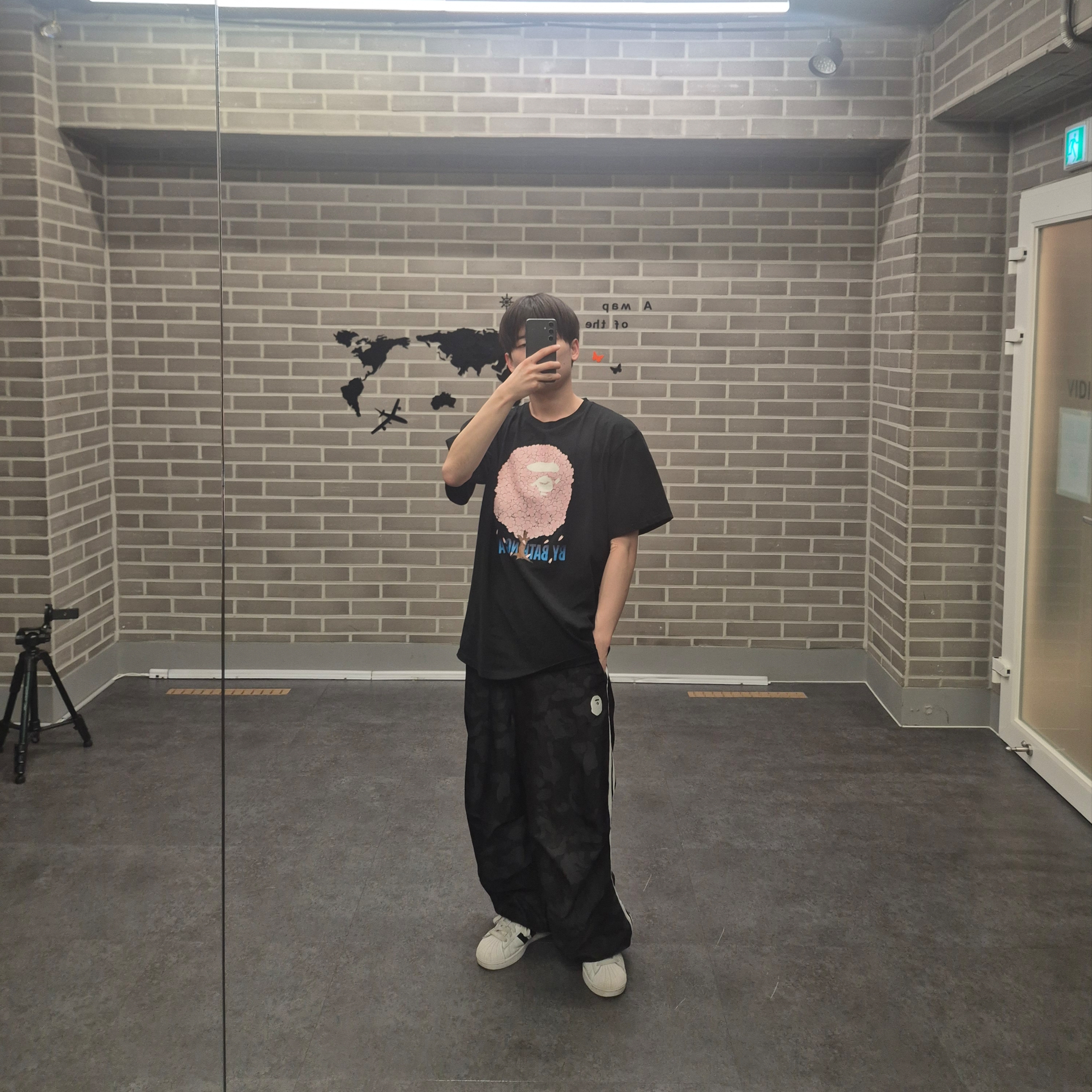 BAPE Sakura By Bathing Ape T-Shirt #1 Black, Adidas x BAPE Jacquard Pants Black - KR Sizing 착용 스타일 - 4