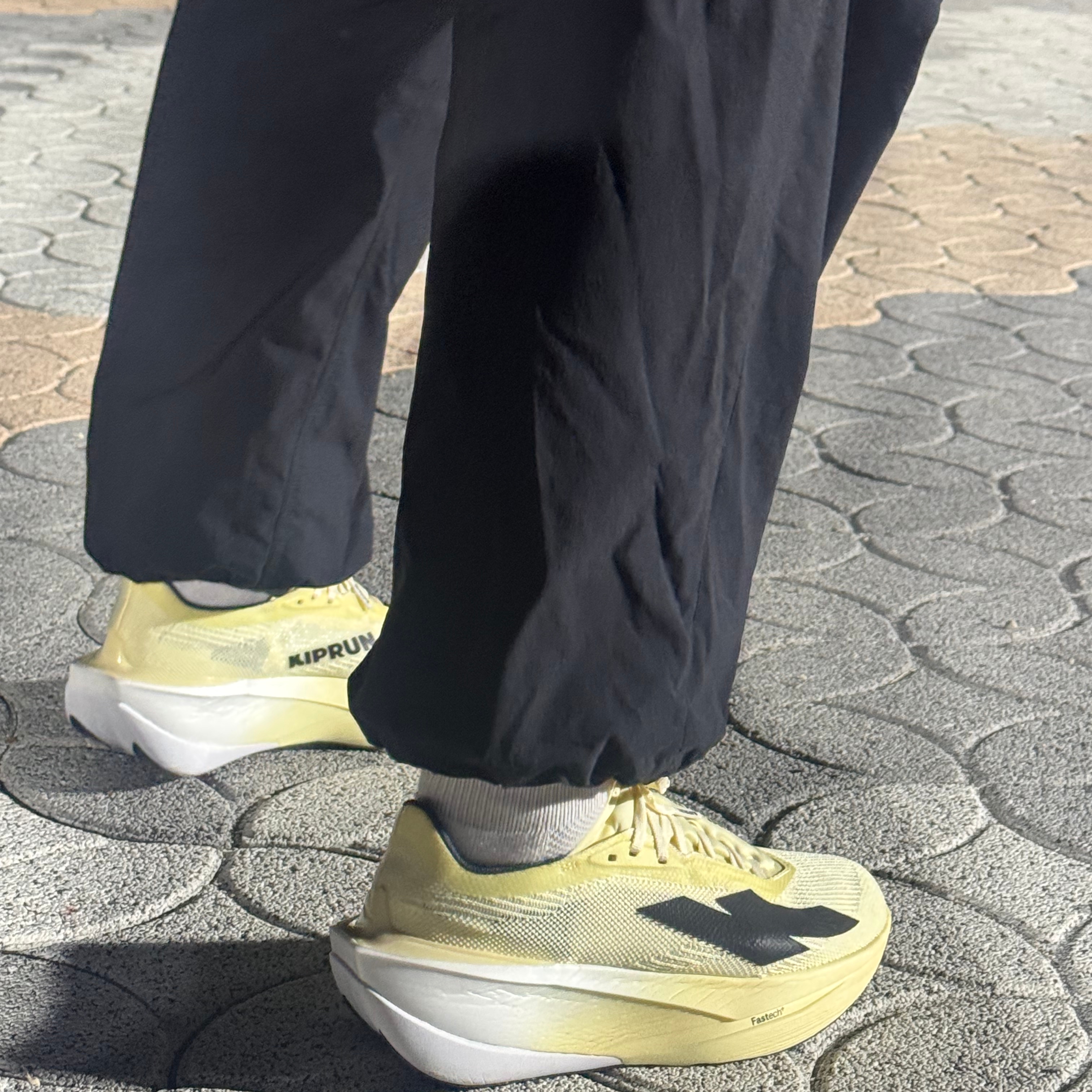 DECATHLON Kiprun Women's Carbon Racing Shoes Kiprun KD900X Elite Vanilla Yellow 착용 스타일 - 4