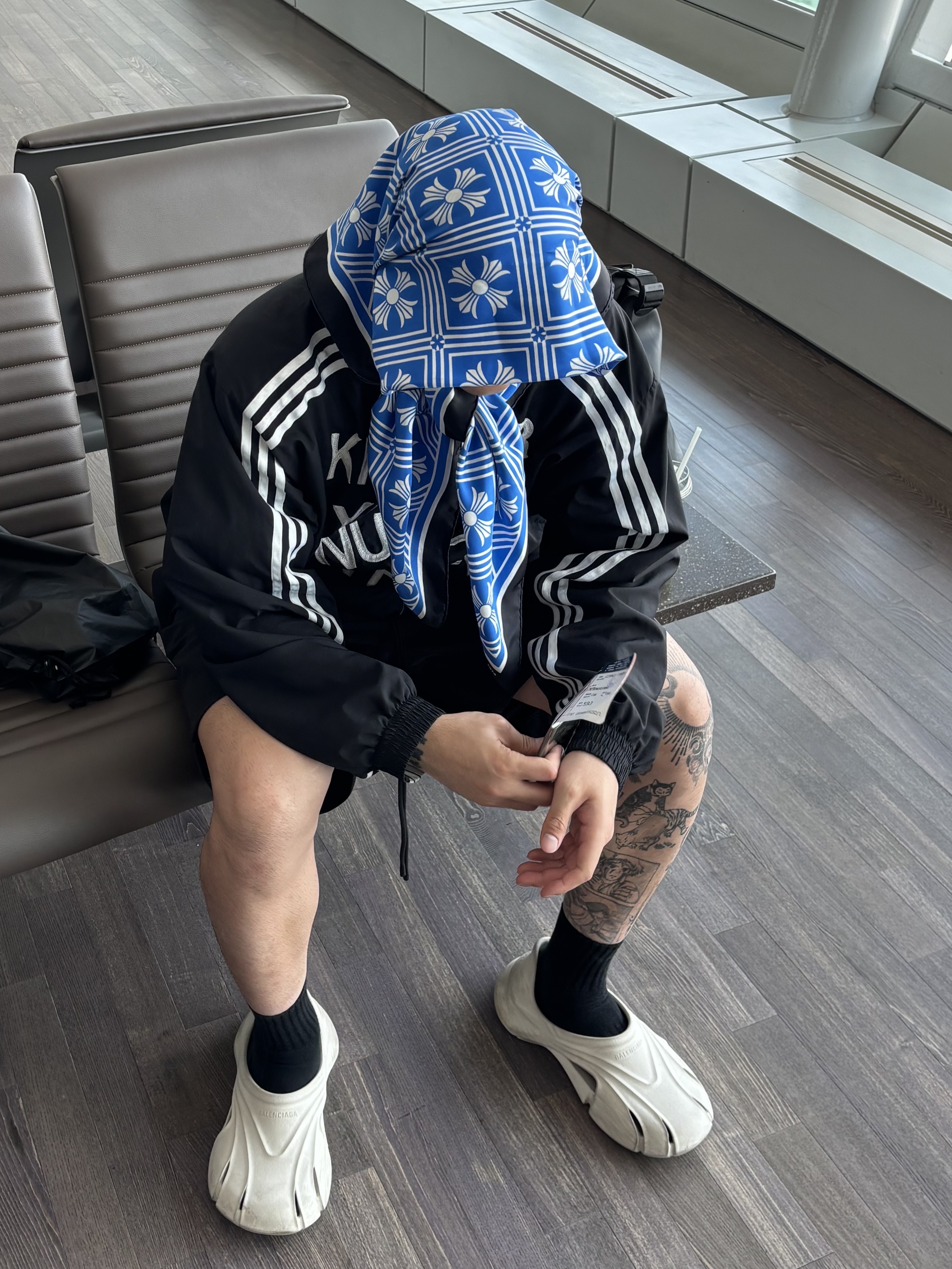 Chrome Hearts Silk Scarf Blue, Balenciaga Rubber Mold Closed Beige 착용 스타일 - 1