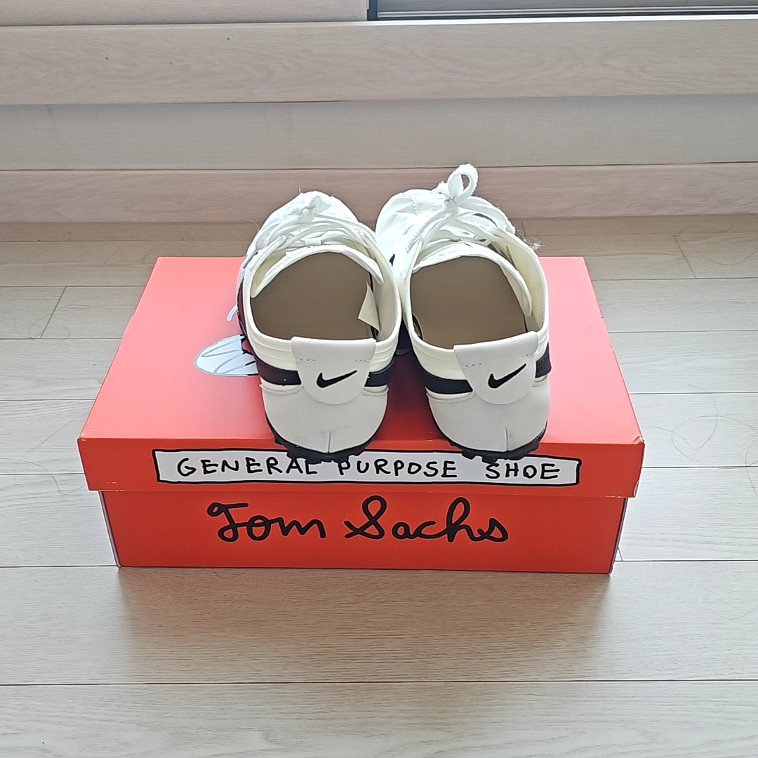 (W) Nike Moon Shoe Soft Pearl and Black 착용 스타일 - 2