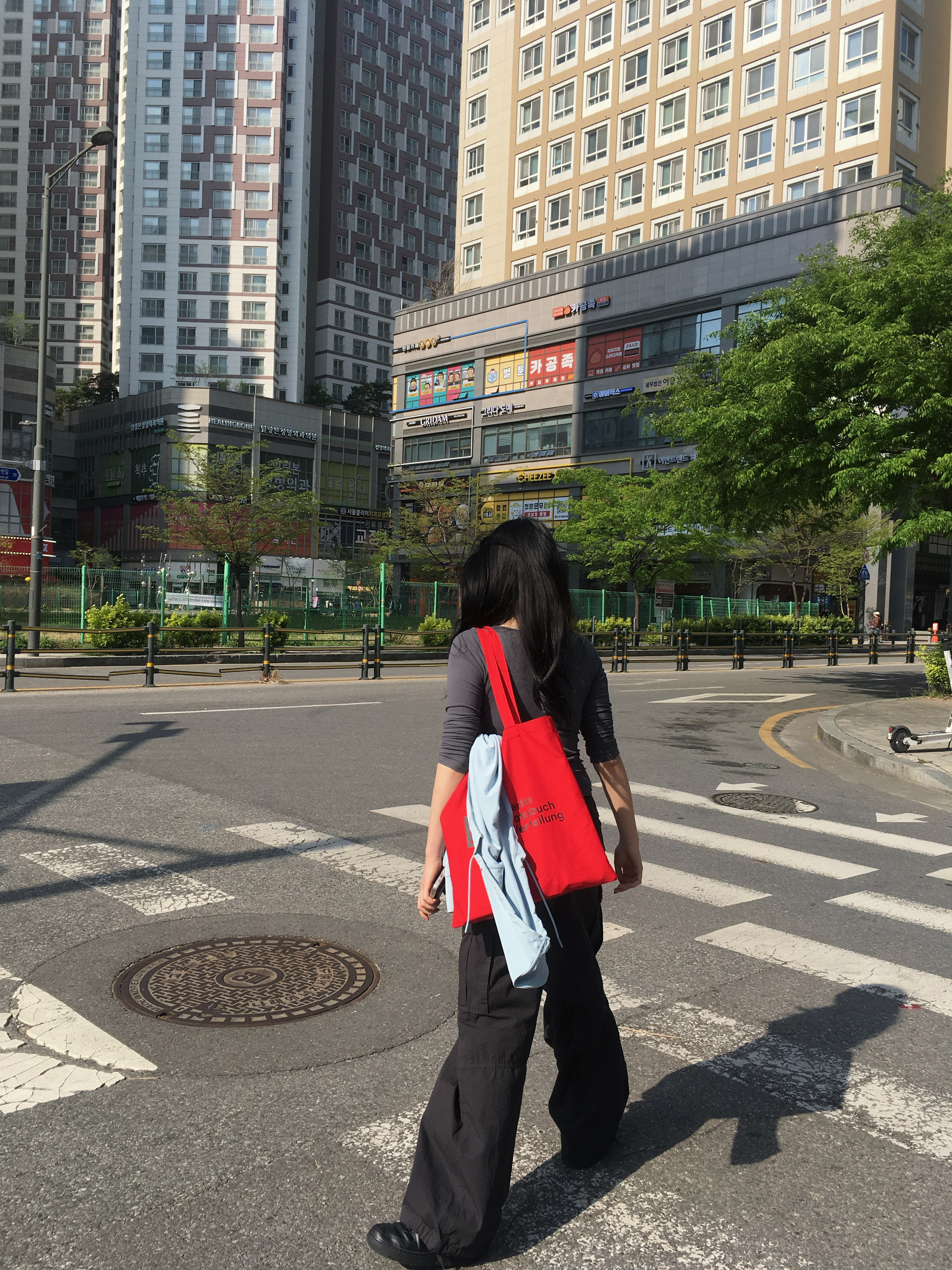 (W) Nike Air Force 1 '07 Low Triple Black, Berlin Photobook Distribution 002 Bag Red 착용 스타일 - 2